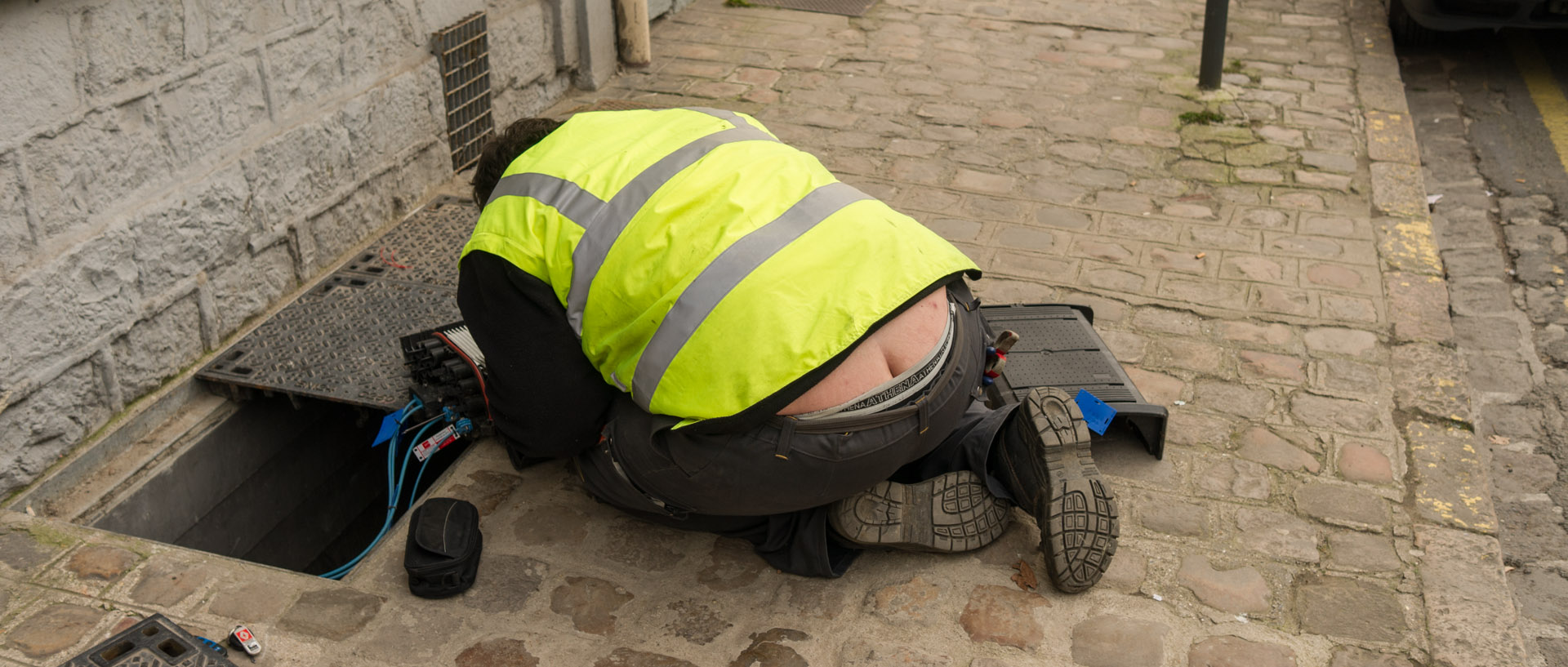 Ouvrier au travail sur un trottoir, avenue du Peuple Belge, à Lille.