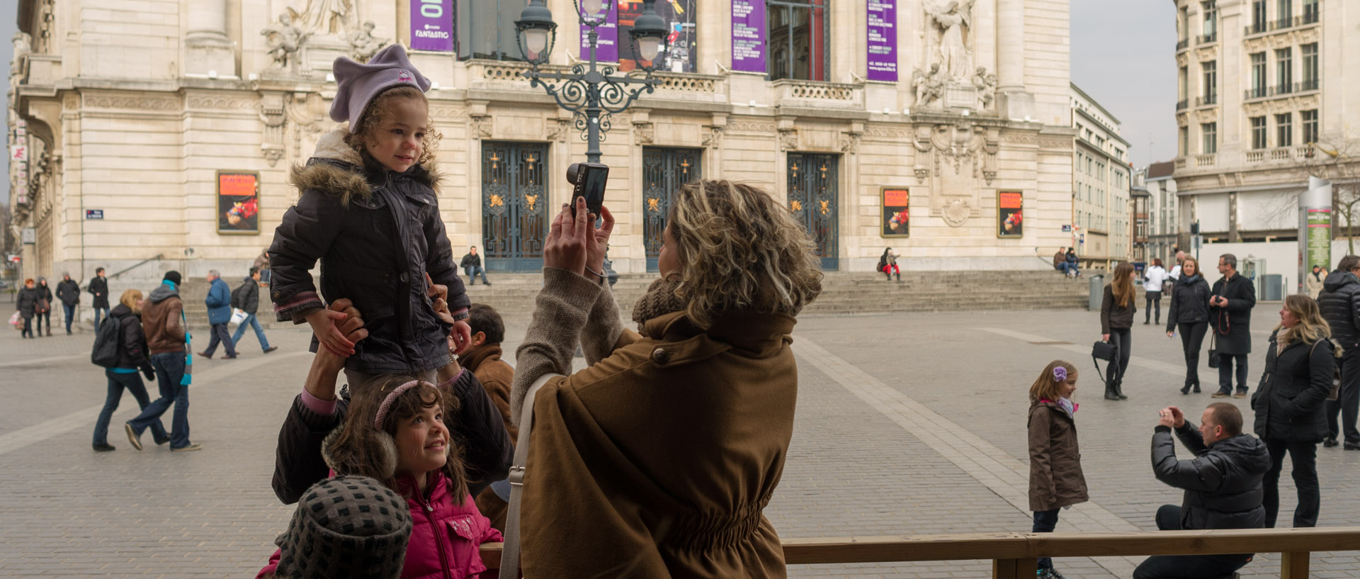 Photos de familles, place du Théâtre, à Lille.