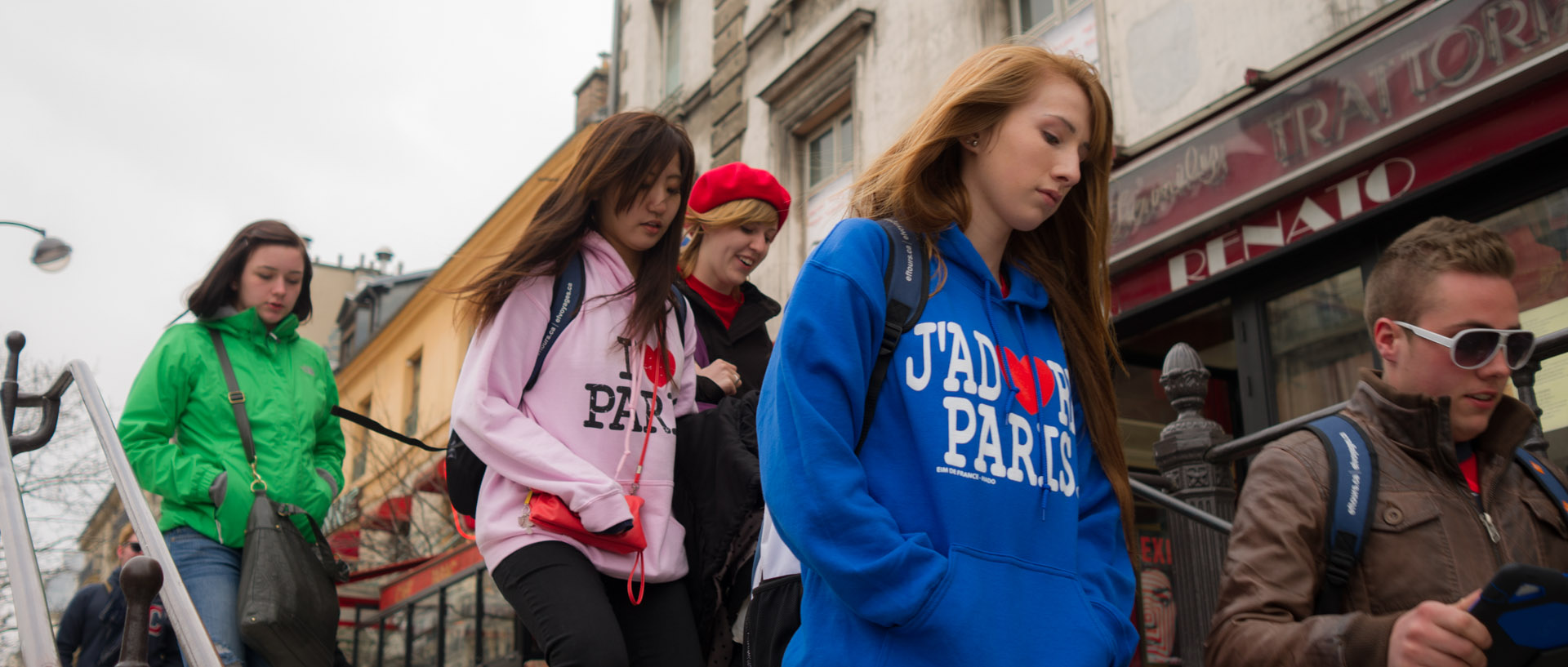 Touristes, boulevard du Temple, à Paris.