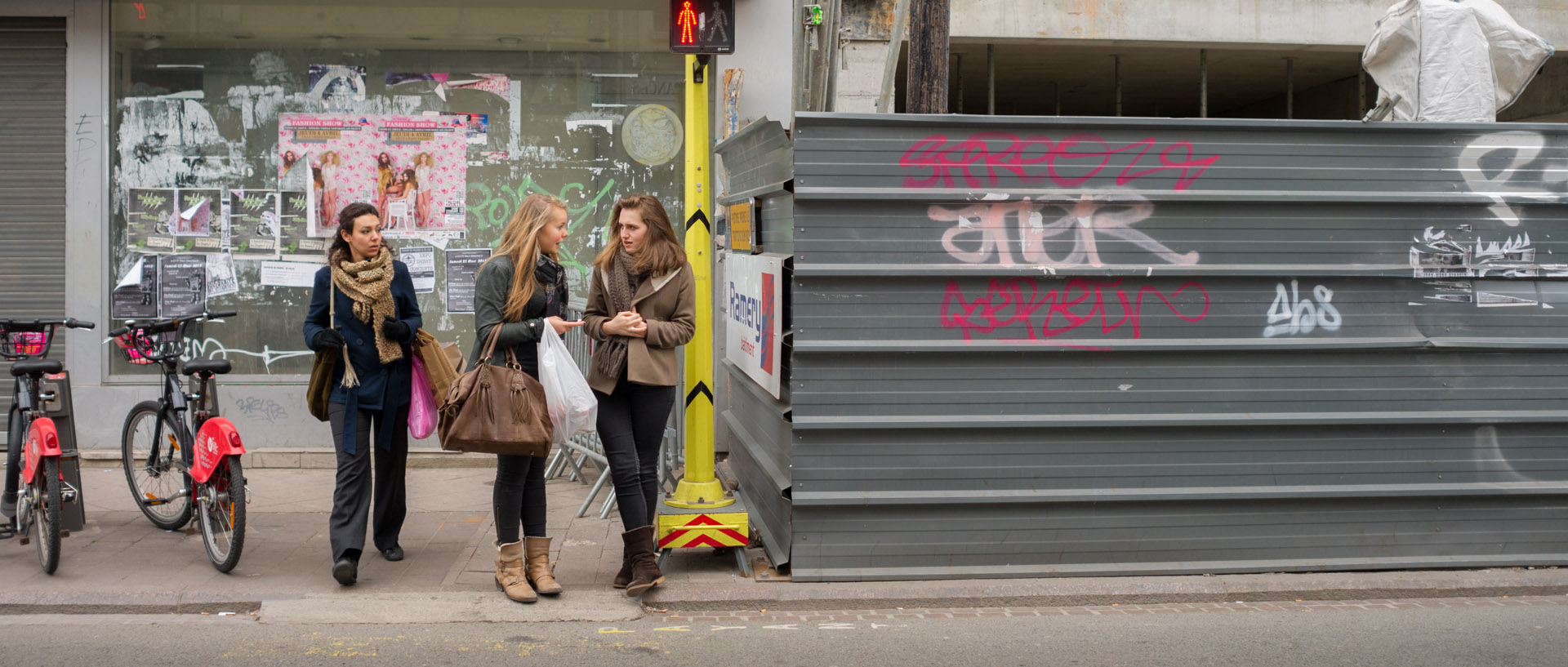 En attendant de traverser, rue Gambetta, à Wazemmes, Lille.