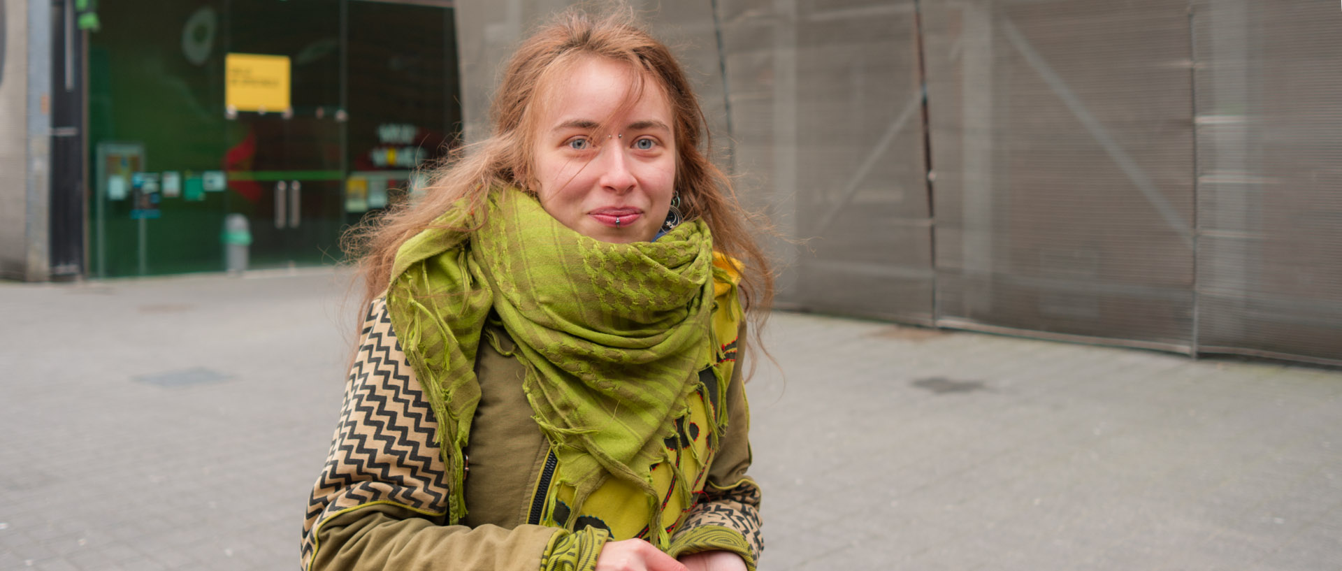 Jeune fille devant la Maison Folie Wazemmes, à Lille.