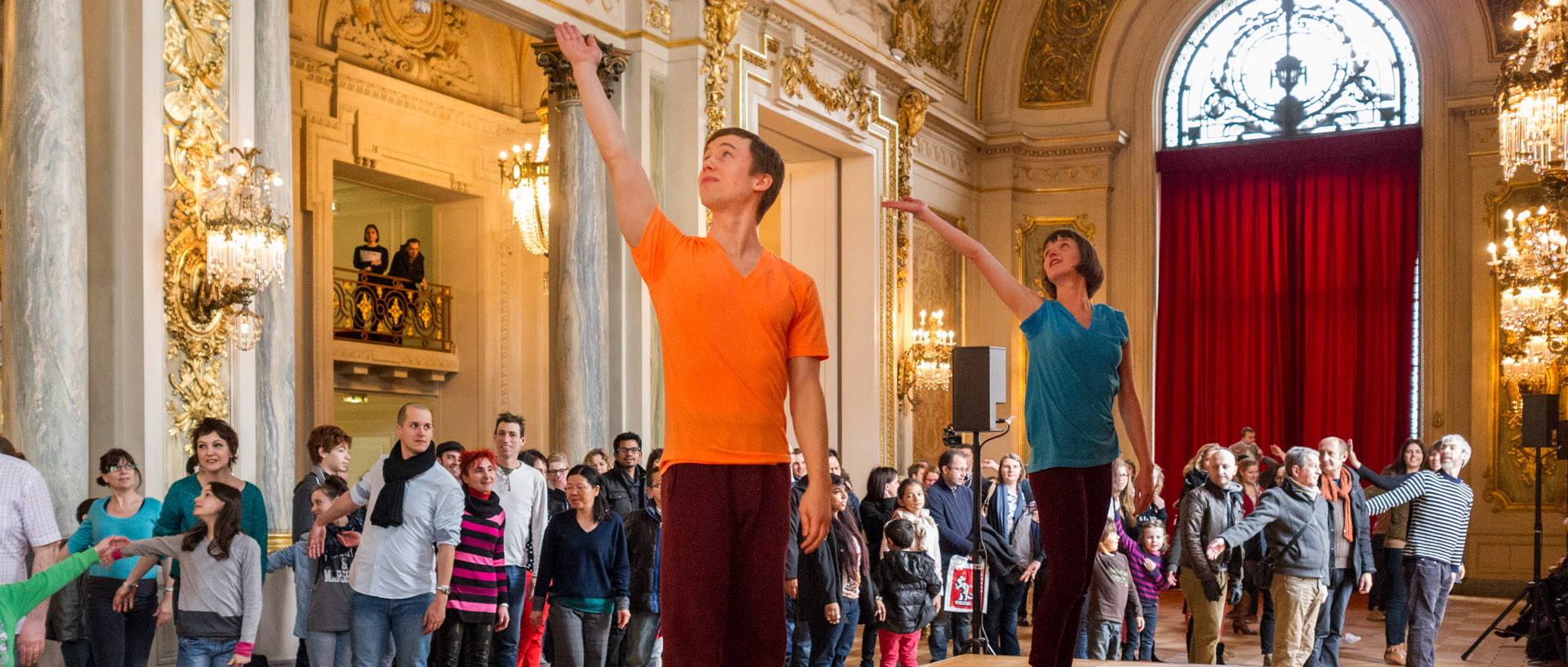 Le choregraphe Daniel Linehan invite le public à danser The Sun Came, durant un happy day, à l'opéra de Lille.