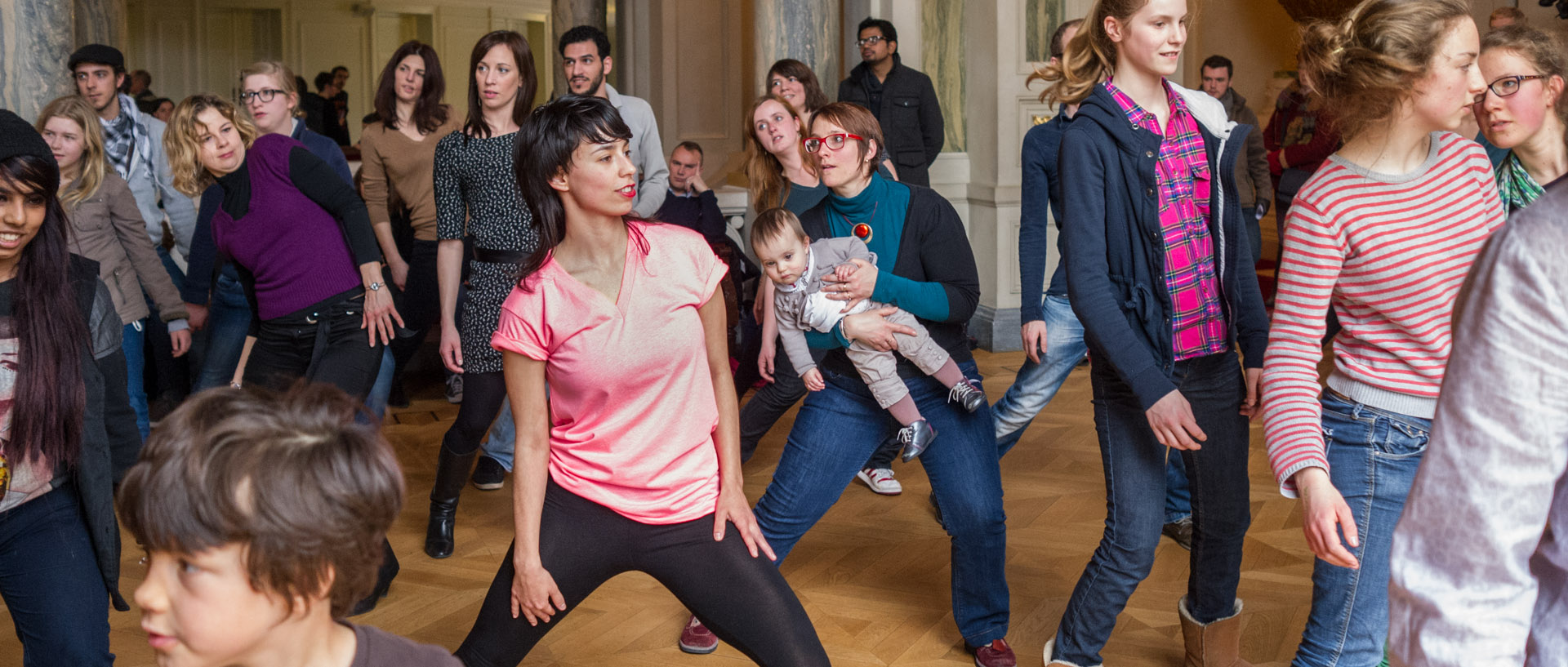 Le choregraphe Daniel Linehan invite le public à danser The Sun Came, durant un happy day, à l'opéra de Lille.