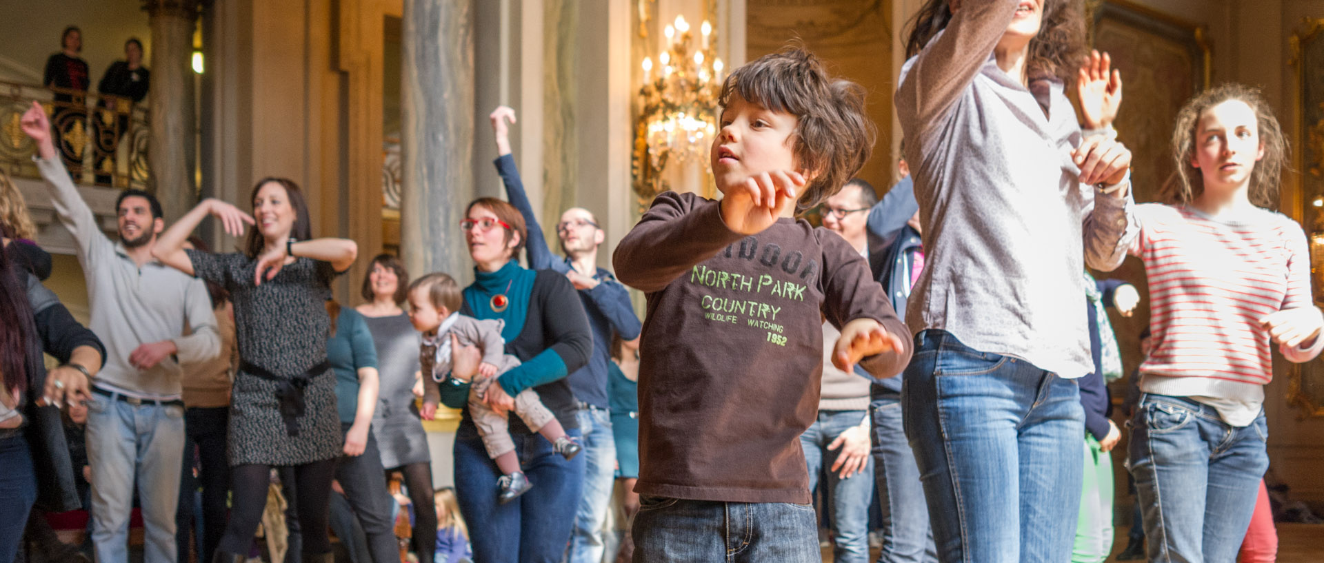 Le choregraphe Daniel Linehan invite le public à danser The Sun Came, durant un happy day, à l'opéra de Lille.