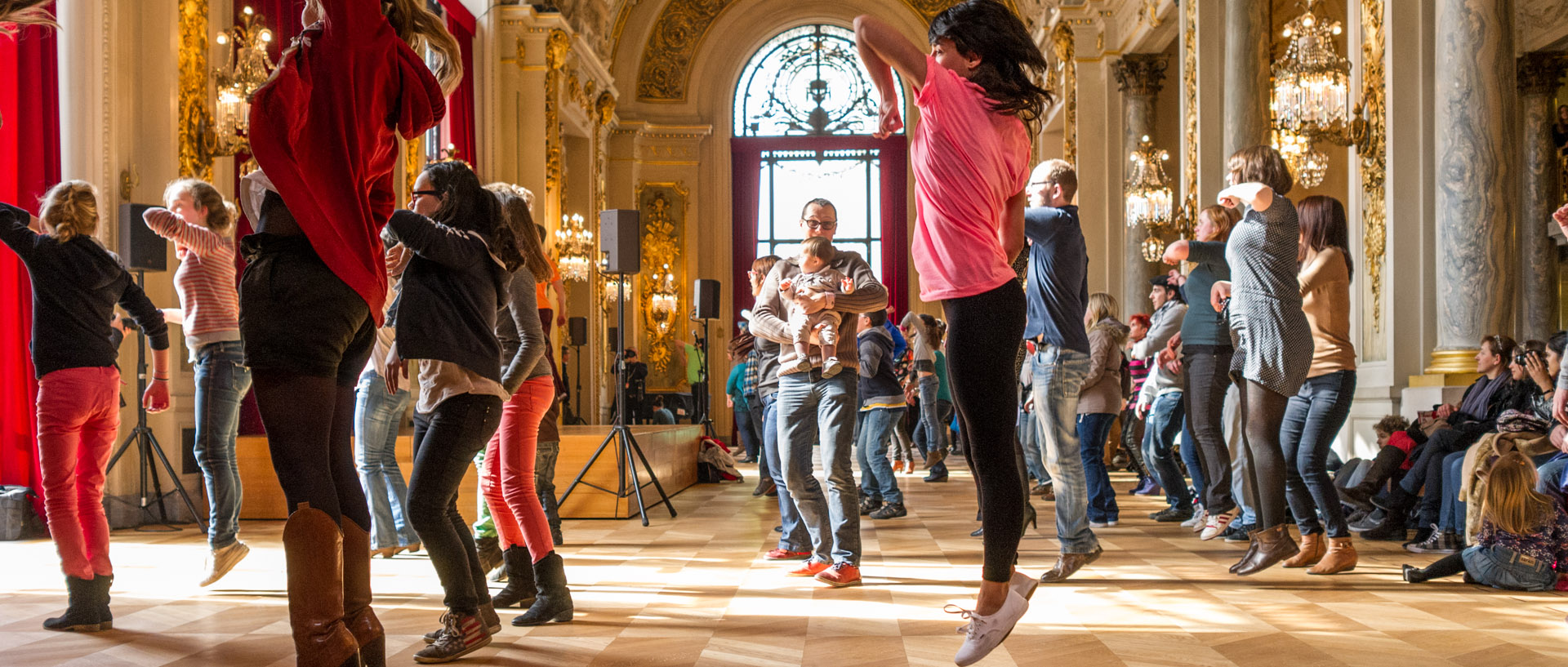 Le choregraphe Daniel Linehan invite le public à danser The Sun Came, durant un happy day, à l'opéra de Lille.