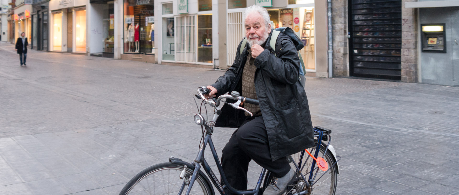 Cycliste solitaire, rue Neuve, à Lille.