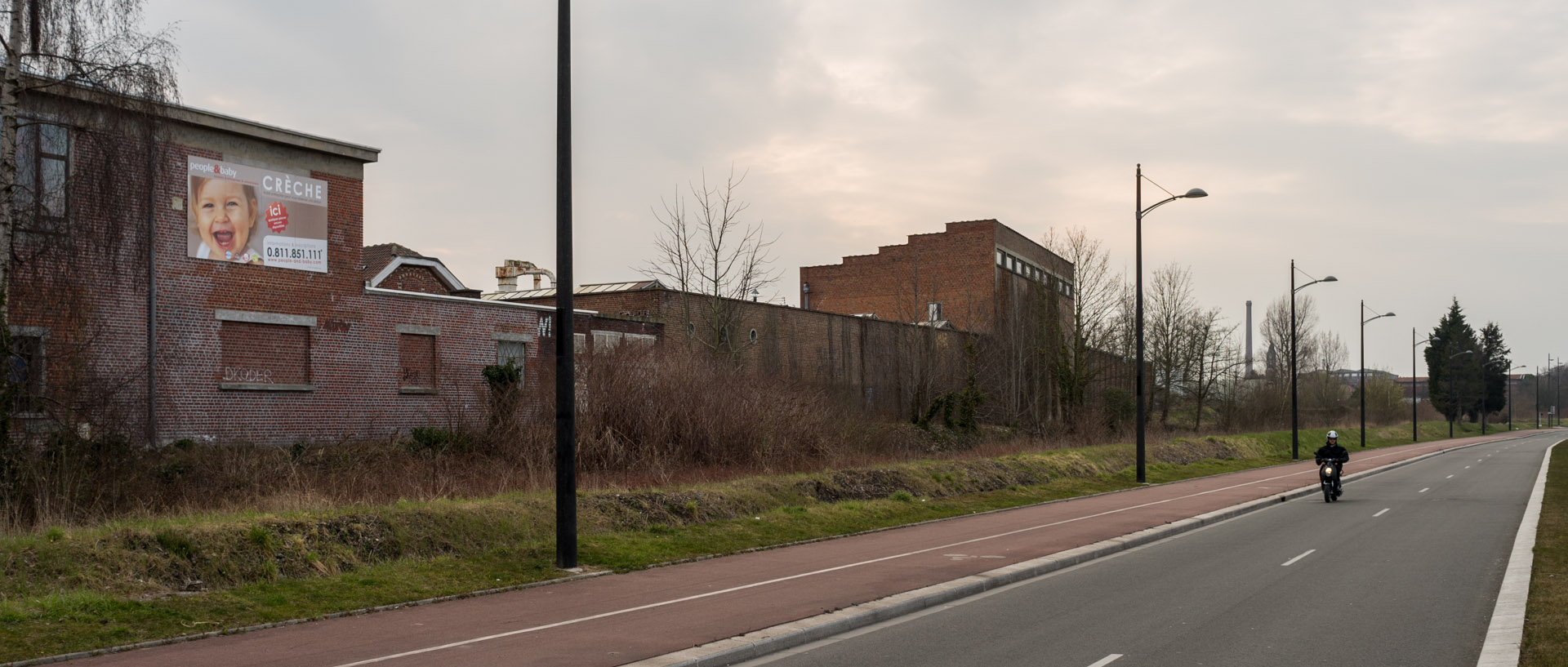 Publicté sur le mur d'enceinte d'une entreprise, chaussée Albert-Einstein, à Tourcoing.