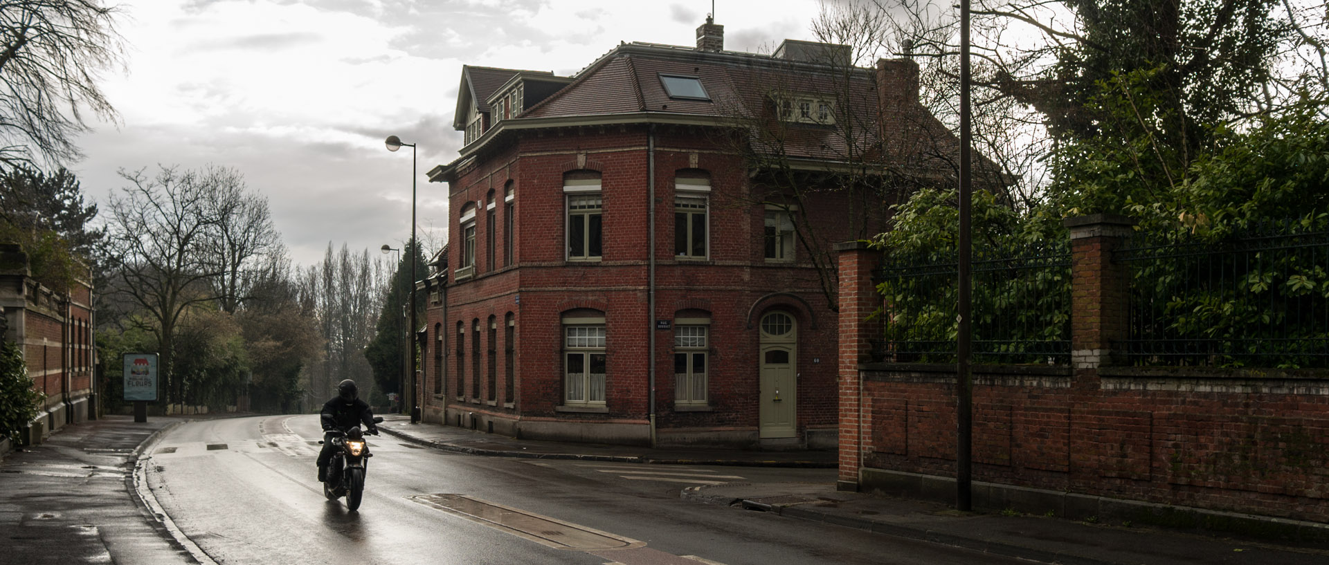 Motocycliste, rue Barbieux, à Roubaix.