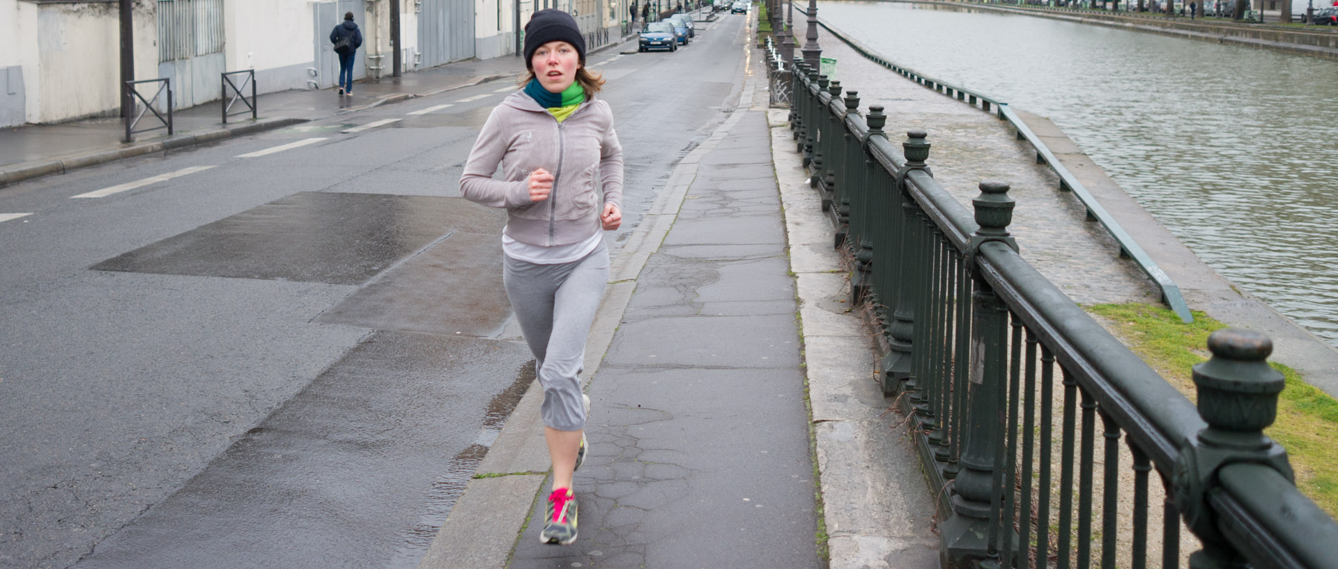 Joggeuse, quai de Jemmapes, sur le canal Saint-Martin, à Paris.