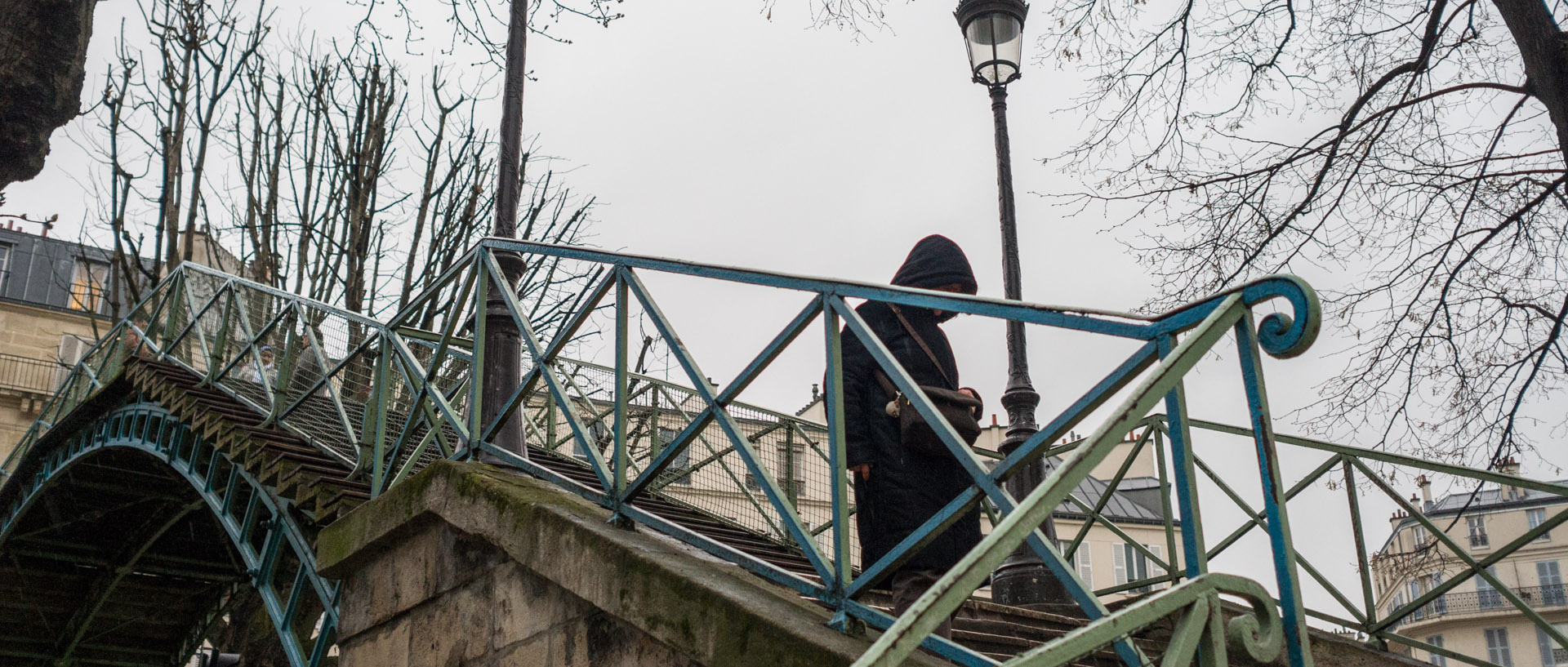 Silhouette sur une passerelle, au-dessus du canal Saint-Martin, à Paris.