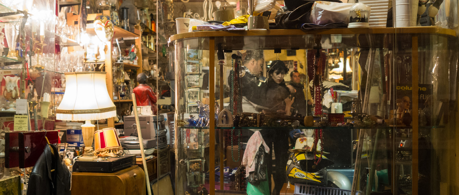 Vitrine d'un brocanteur, rue Ramey, à Paris.