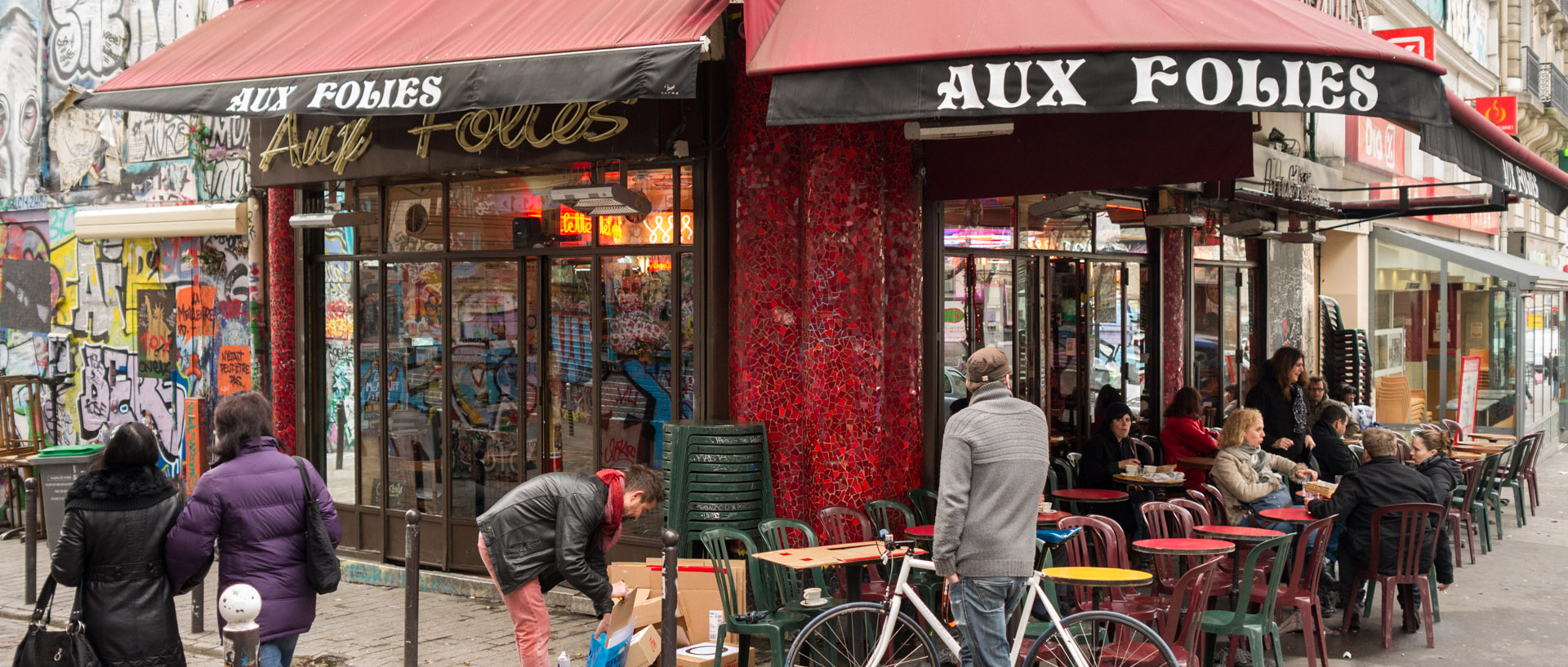 Terrasse de café, rue de Belleville, à Paris.