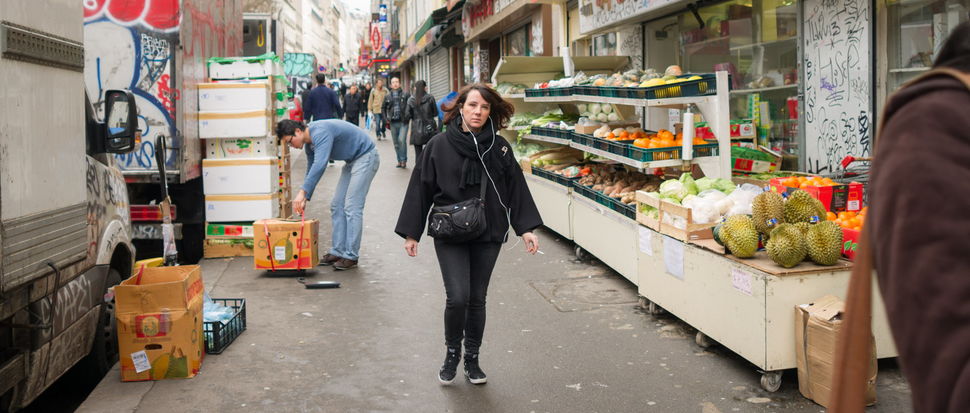 Jeune femme, rue de Belleville, à Paris.