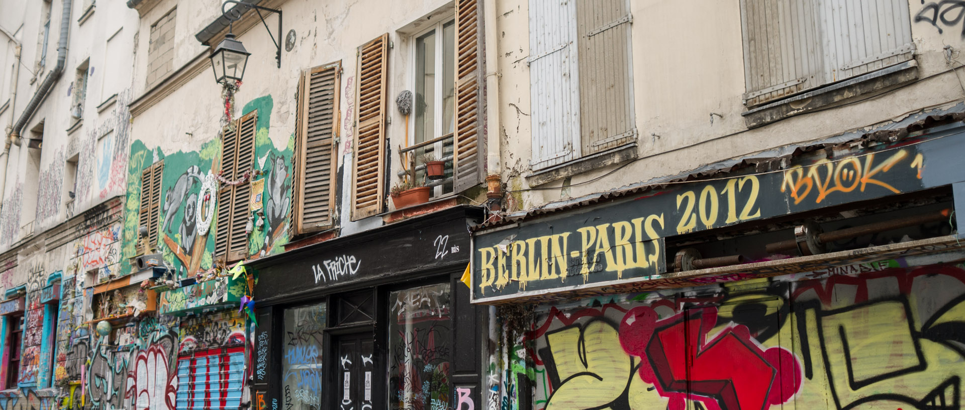 Façades d'immeubles tagguées, rue Denoyez, à Paris.