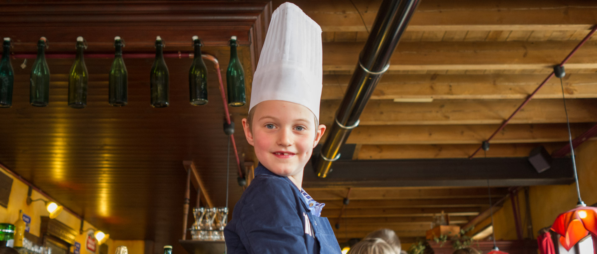 Chef en herbe, dans un estaminet, à Loker, en Belgique.