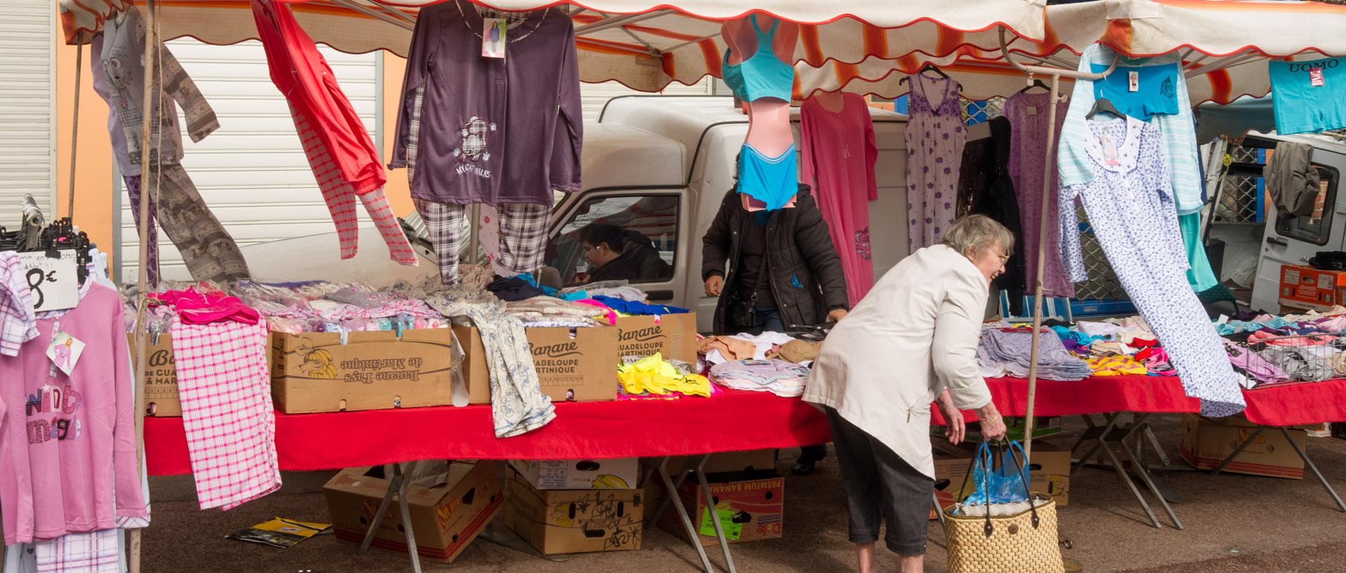 Coup de vent sur le marché Saint-Pierre, place de la Liberté, à Croix.