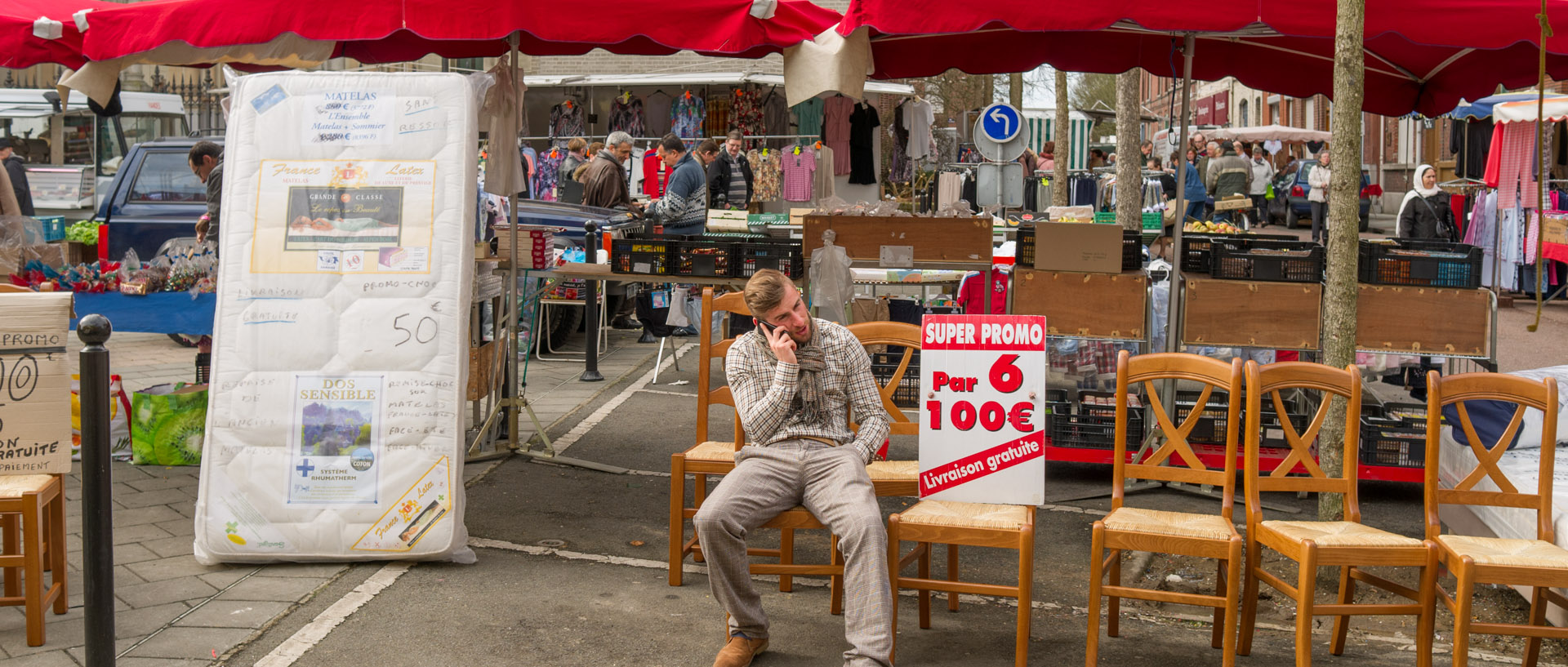 Vendeur au téléphone, marché Saint-Pierre, place de la Liberté, à Croix.