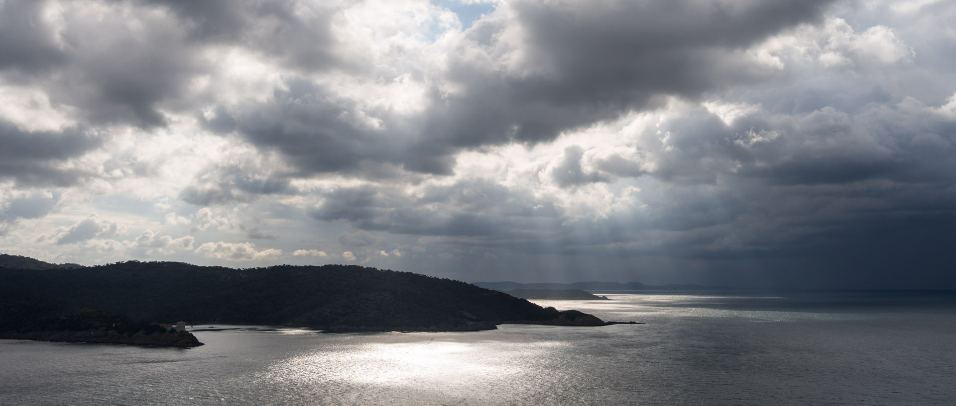 Nuages sur Port Cros, vus depuis l'île du Levant.