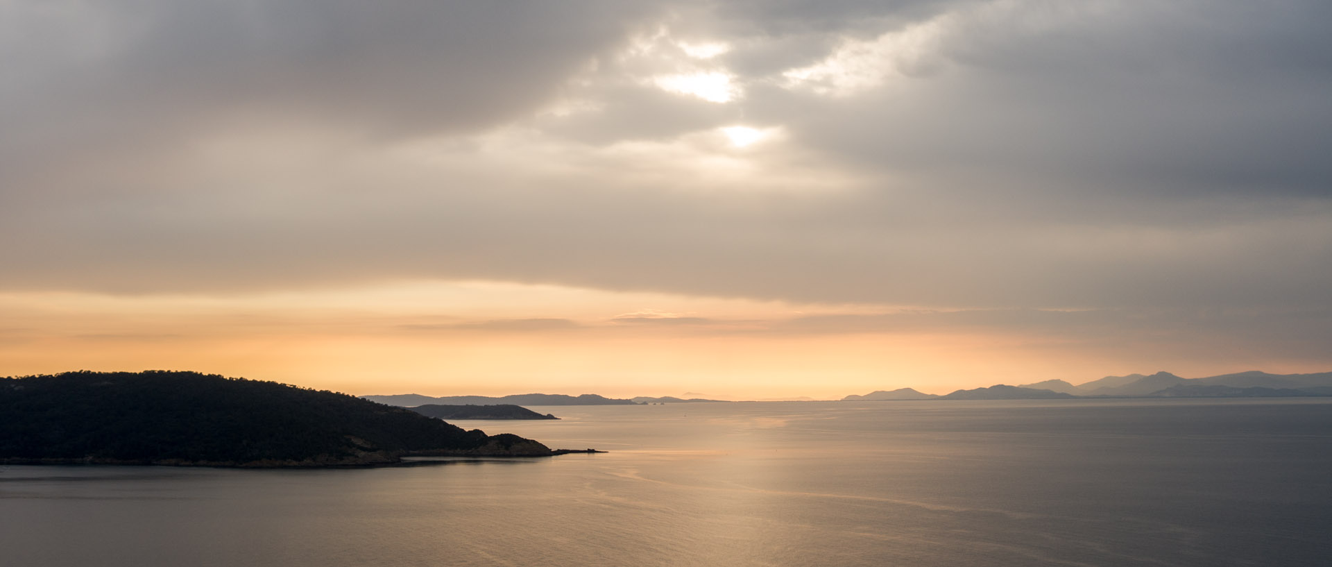 Tombée de la nuit sur les îles d'Or, à l'île du Levant.