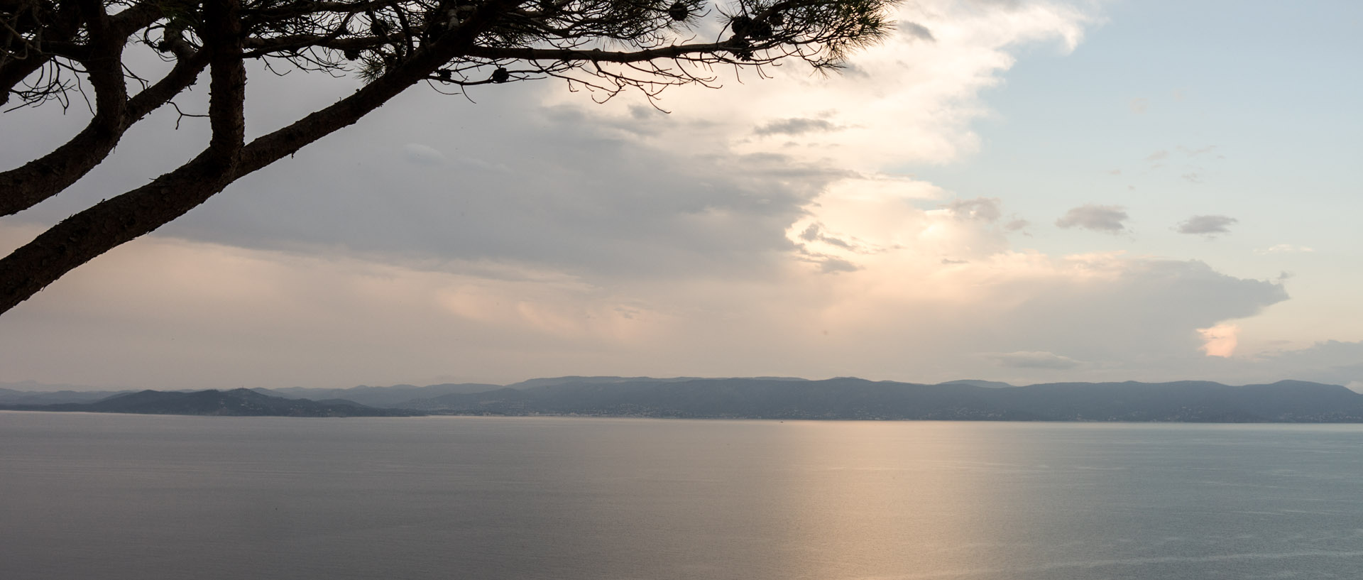 Tombée de la nuit sur la Côte d'Azur, à l'île du Levant.