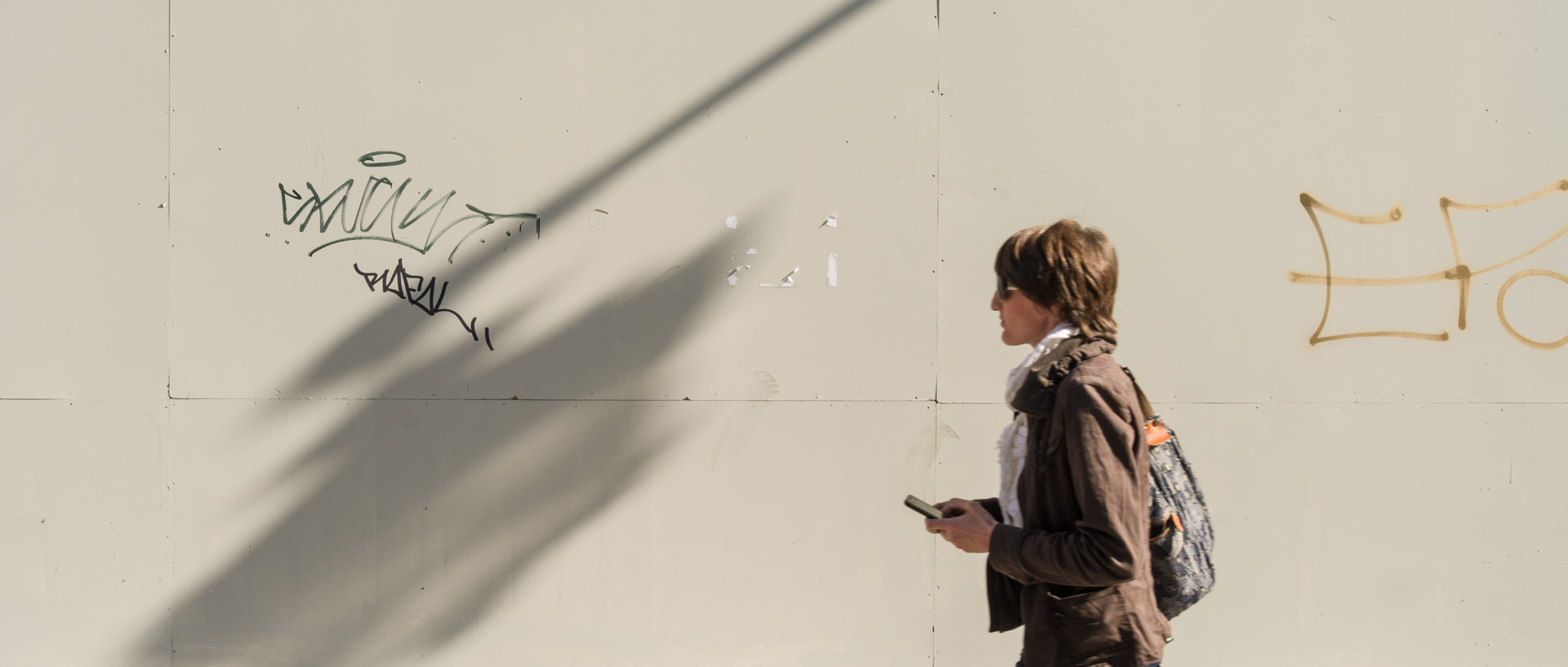 Femme devant une palissade, rue Faidherbe, à Lille.