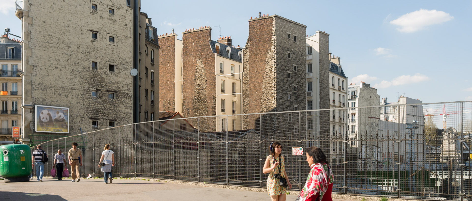 Passants, rue Louis-Blanc, à Paris.