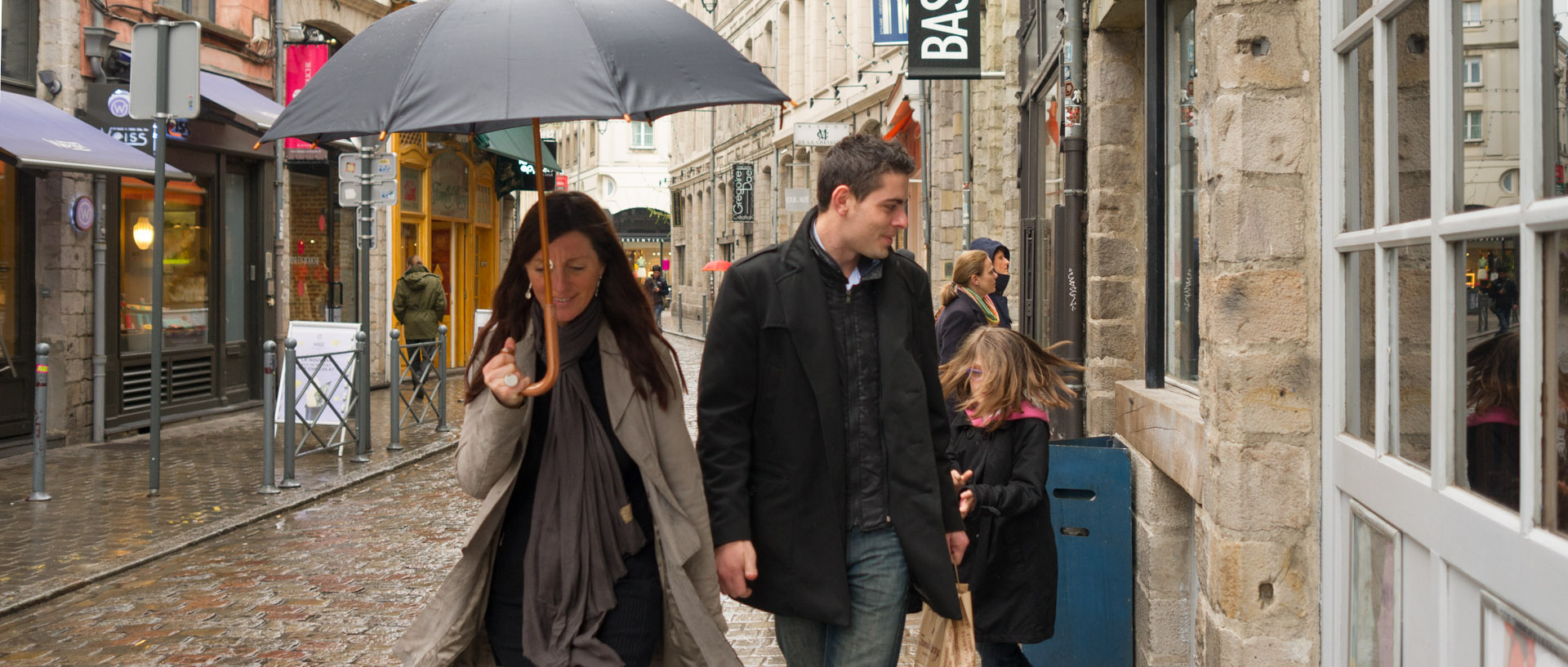 Famille sous la pluie, rue Lepelletier, à Lille.