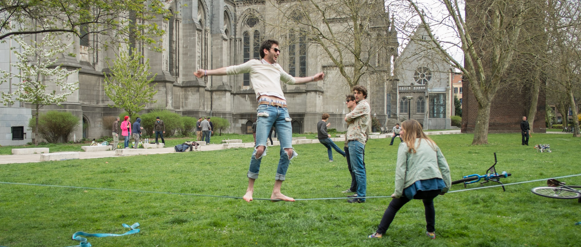 Funambule en herbe, rue du Cirque, à Lille.