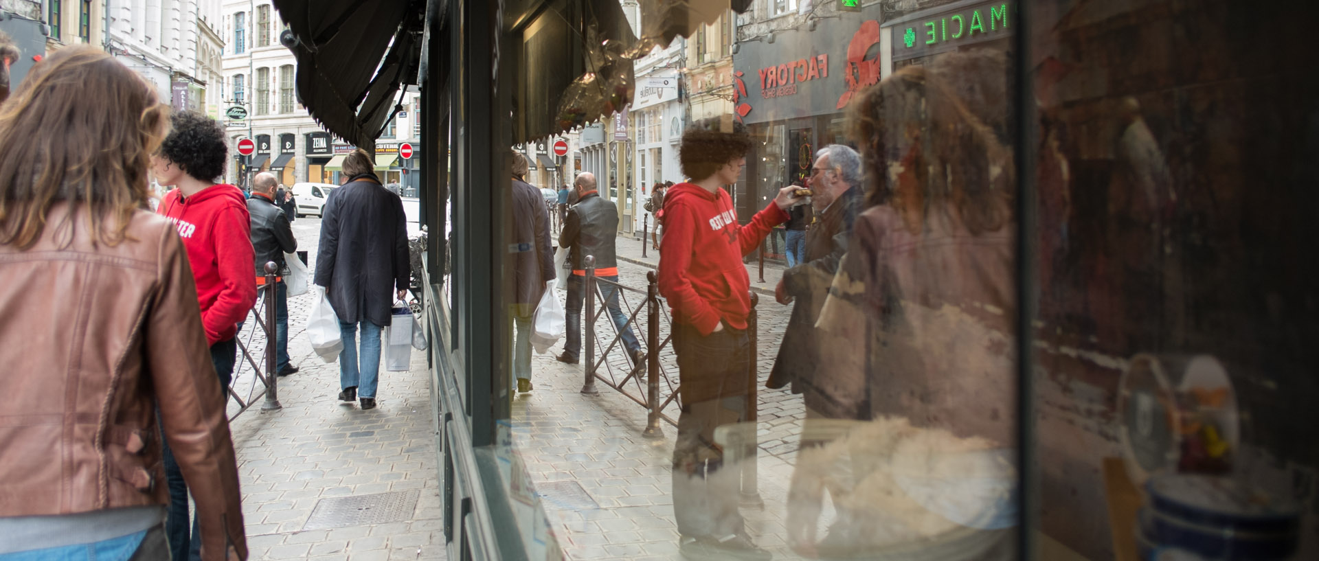 Reflet dans une vitrine, rue Esquermoise, à Lille.