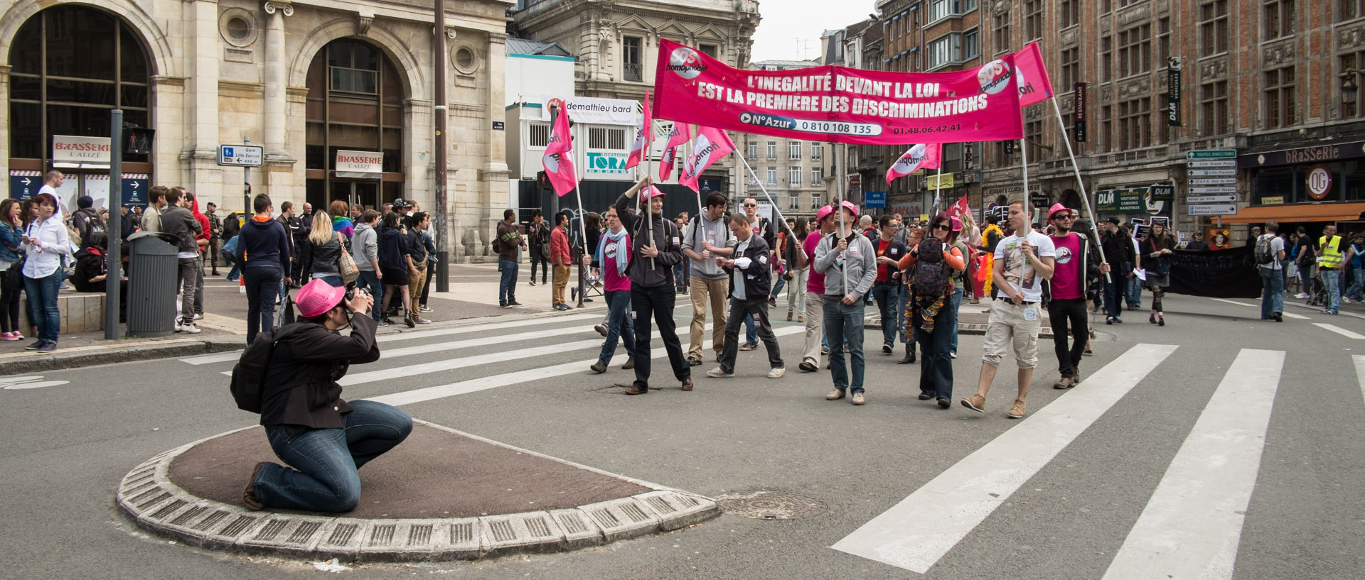 Samedi 1er juin 2013, 15:36, défilé de la lesbian et gay pride, place de la Gare, Lille