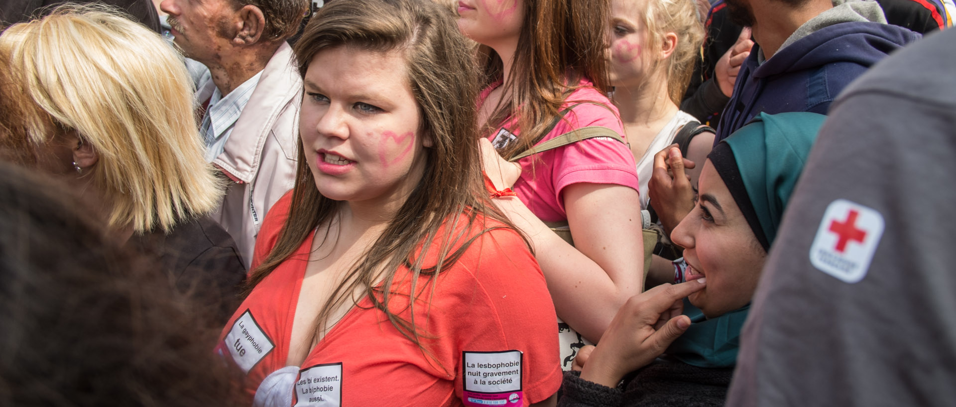 Samedi 1er juin 2013, 15:46, défilé de la lesbian et gay pride, place de la Gare, Lille