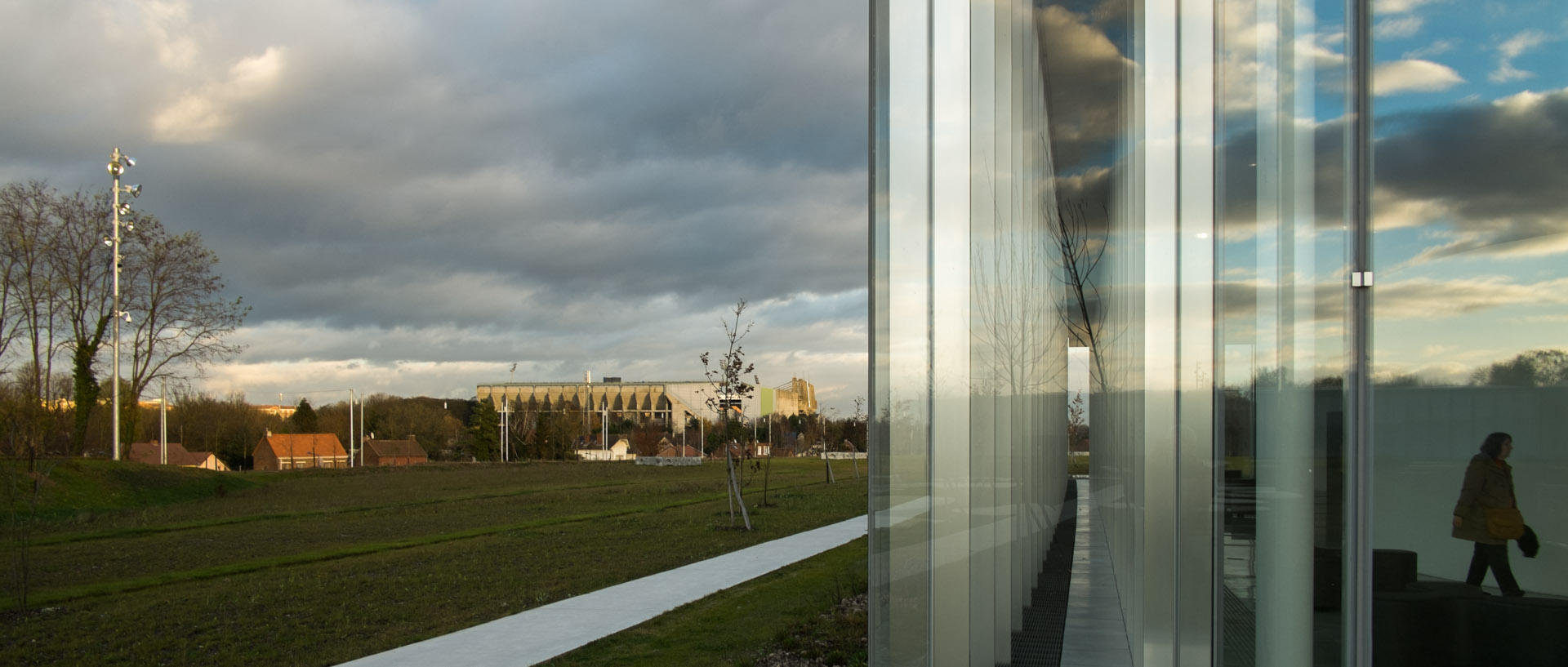 Vendredi 6 décembre 2013, 15:53, le Louvre Lens et le stade Bollaert