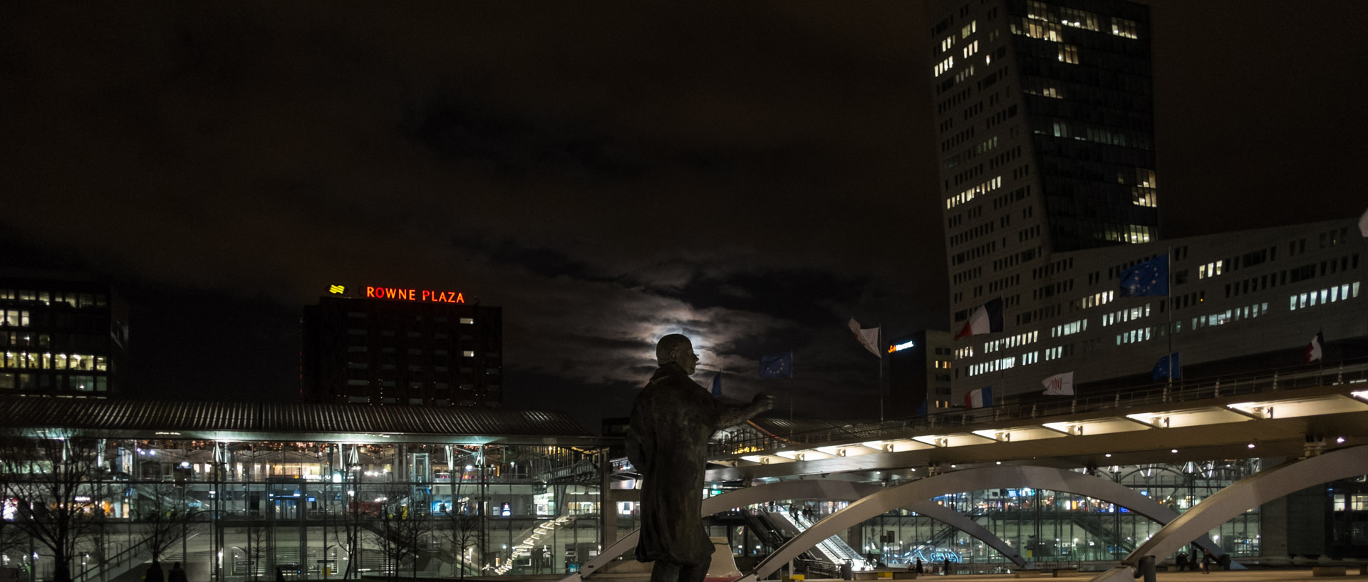 Jeudi 16 janvier 2014, 19:11, place François-Mitterrand, Lille Europe