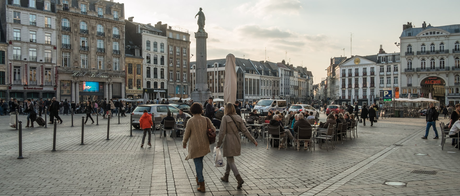 Samedi 19 avril 2014, 19:17, place du Général-de-Gaulle, Lille