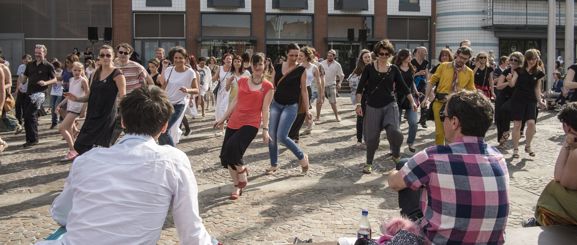 Dimanche 18 mai 2014, 17:23, parvis du Colisée, Roubaix