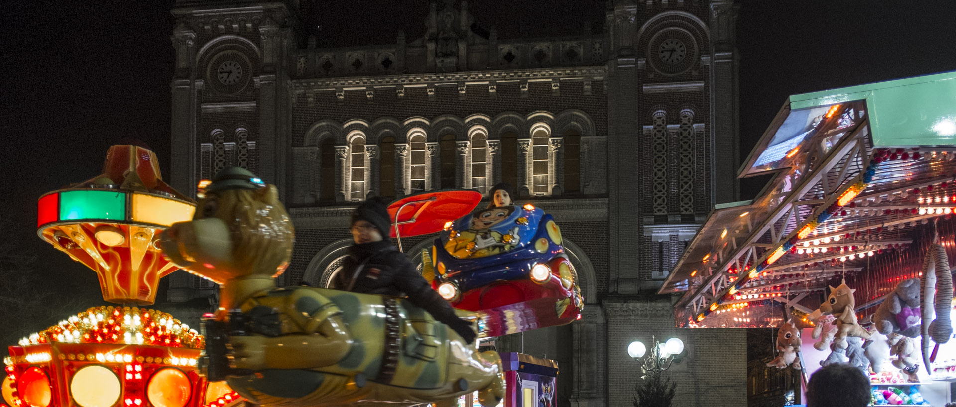 Mardi 23 décembre 2014, 18:46, place de la Liberté, Croix