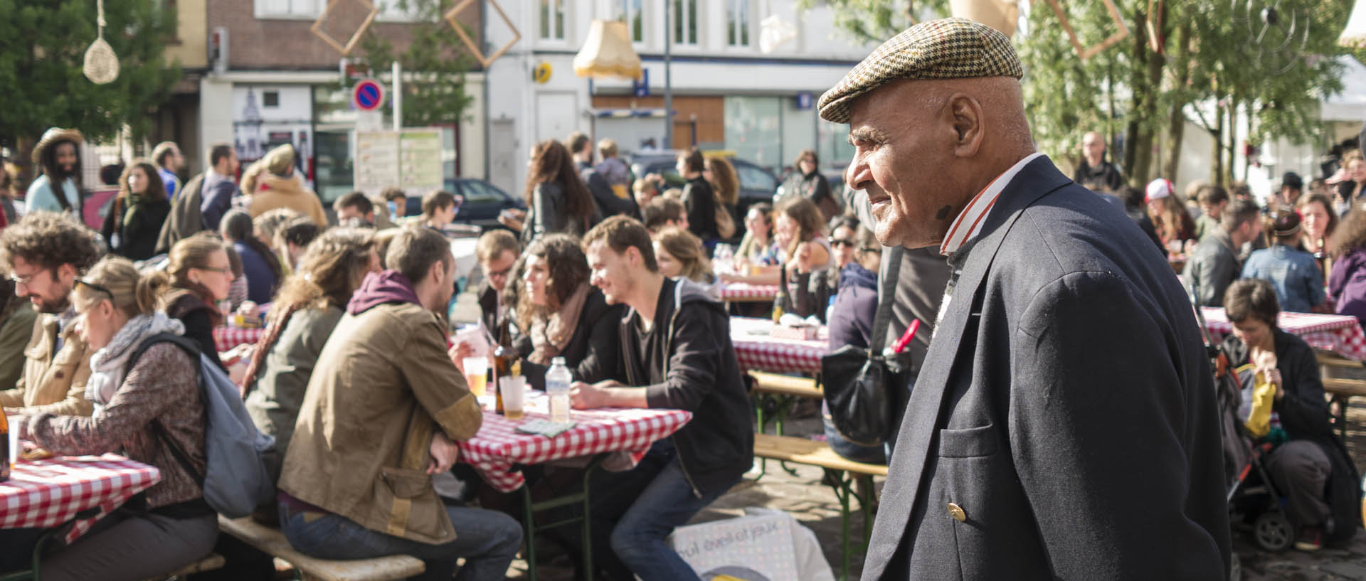 Samedi 30 mai 2015, 18:23, place Pierre-Degeyter, Lille