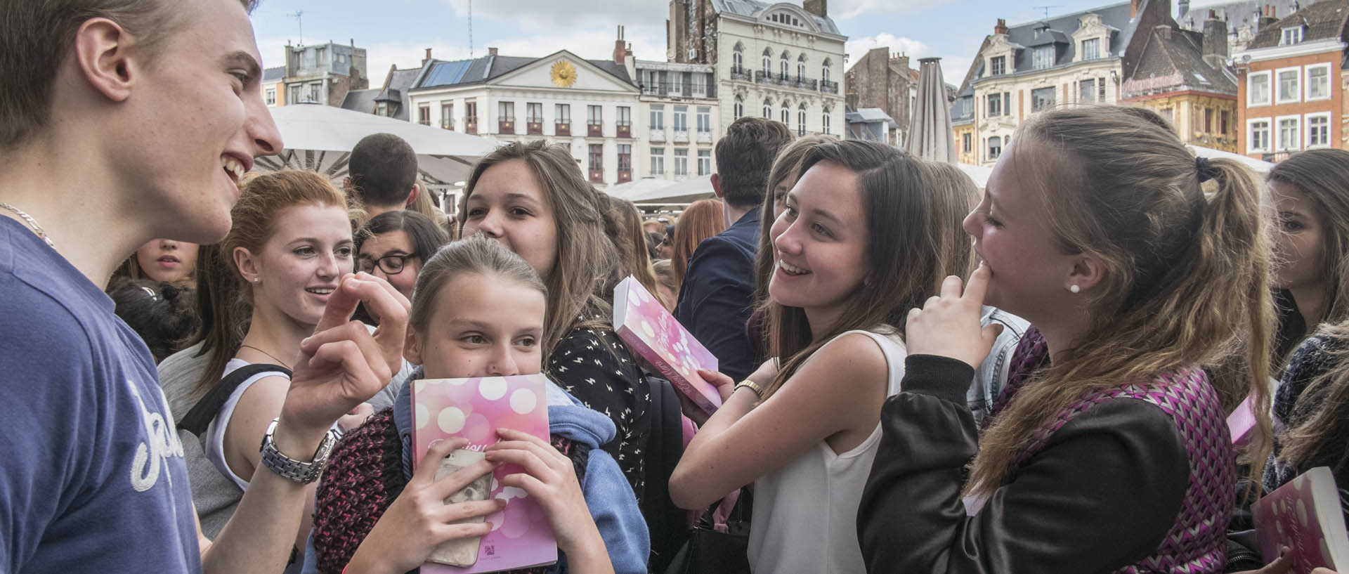 Mercredi 3 juin 2015, 16:51, devant le Furet du Nord, Lille