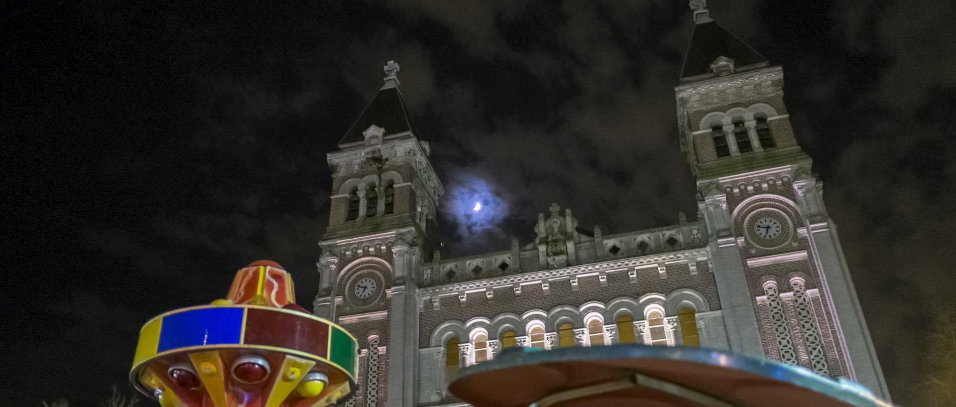 Jeudi 17 décembre 2015, 18:47, place de la Liberté, Croix