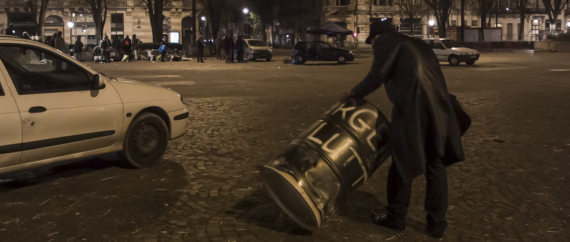 Lundi 11 avril 2016, 5:21, place de la République, Lille