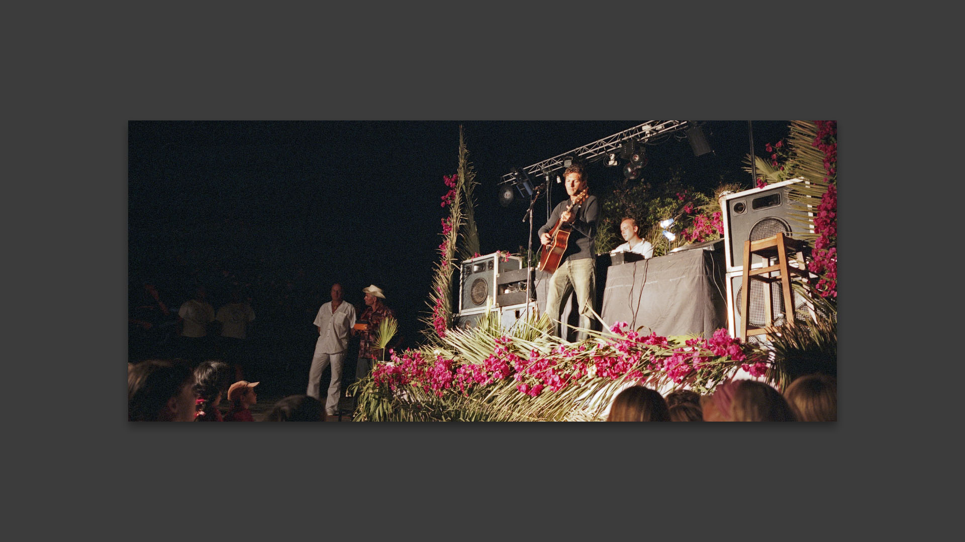 Donoré chante sur la place du village. 