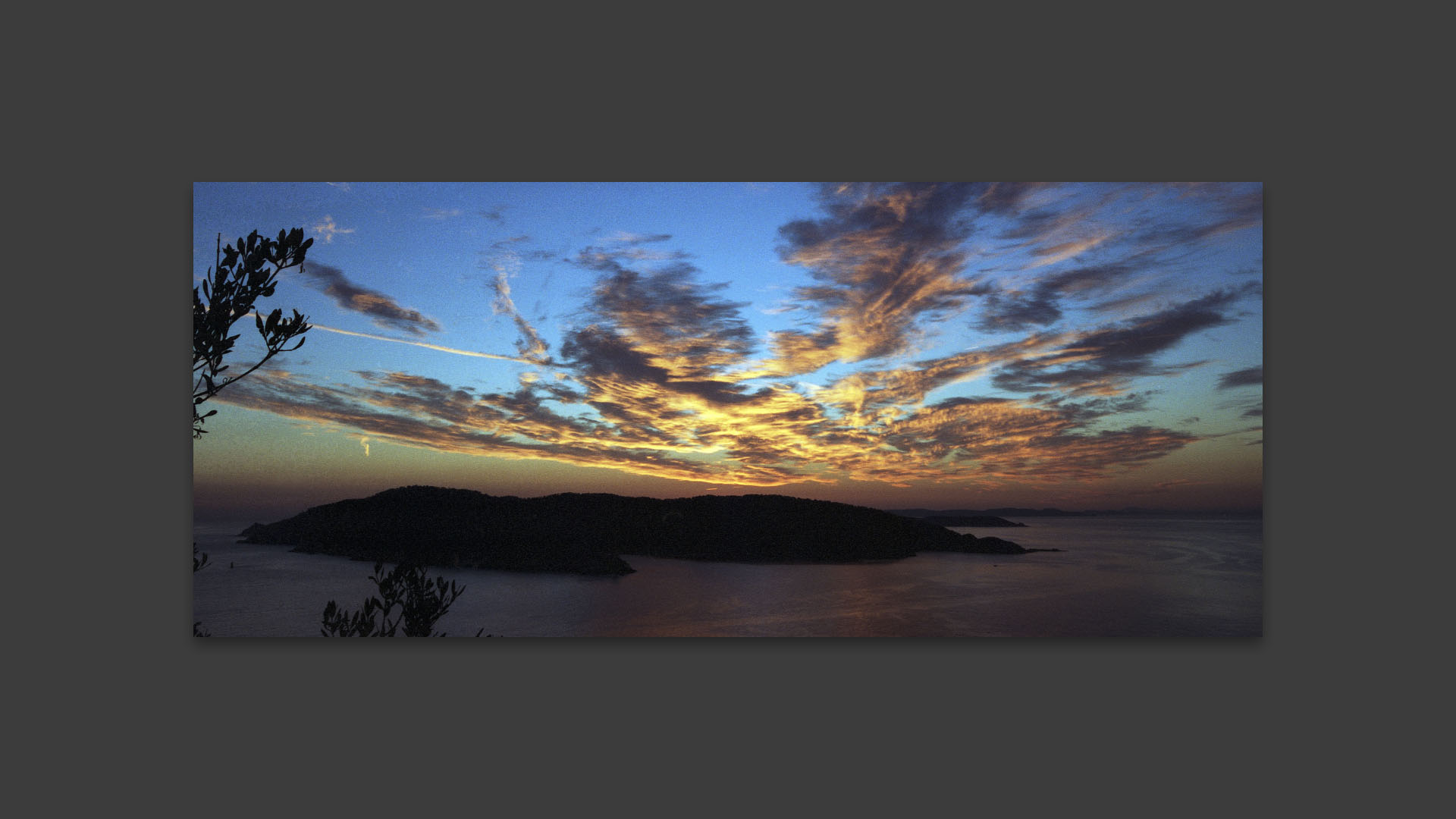 Coucher de soleil sur Port Cros. 