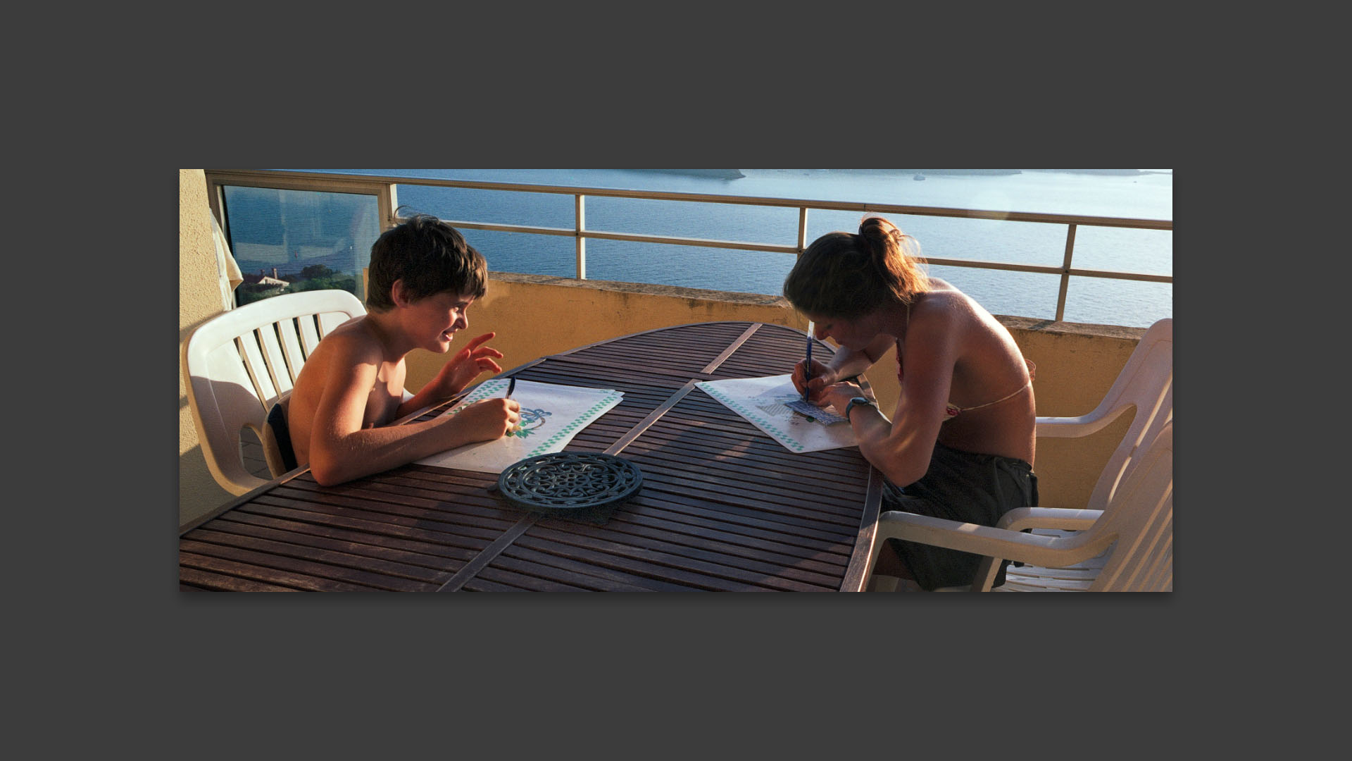 Maxence et Laury sur la terrasse de la villa Cocagne. 