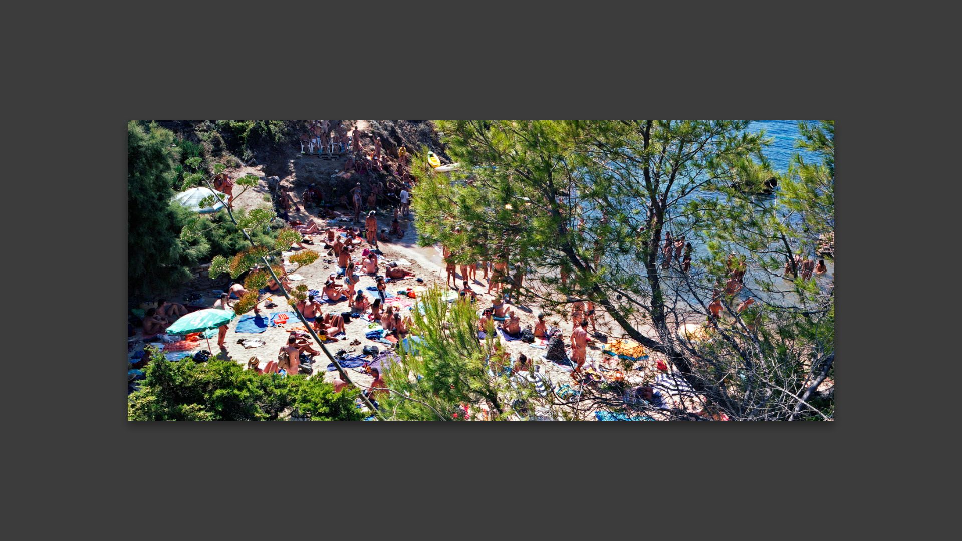 La plage des Grottes pendant l'élection de miss Levant. 