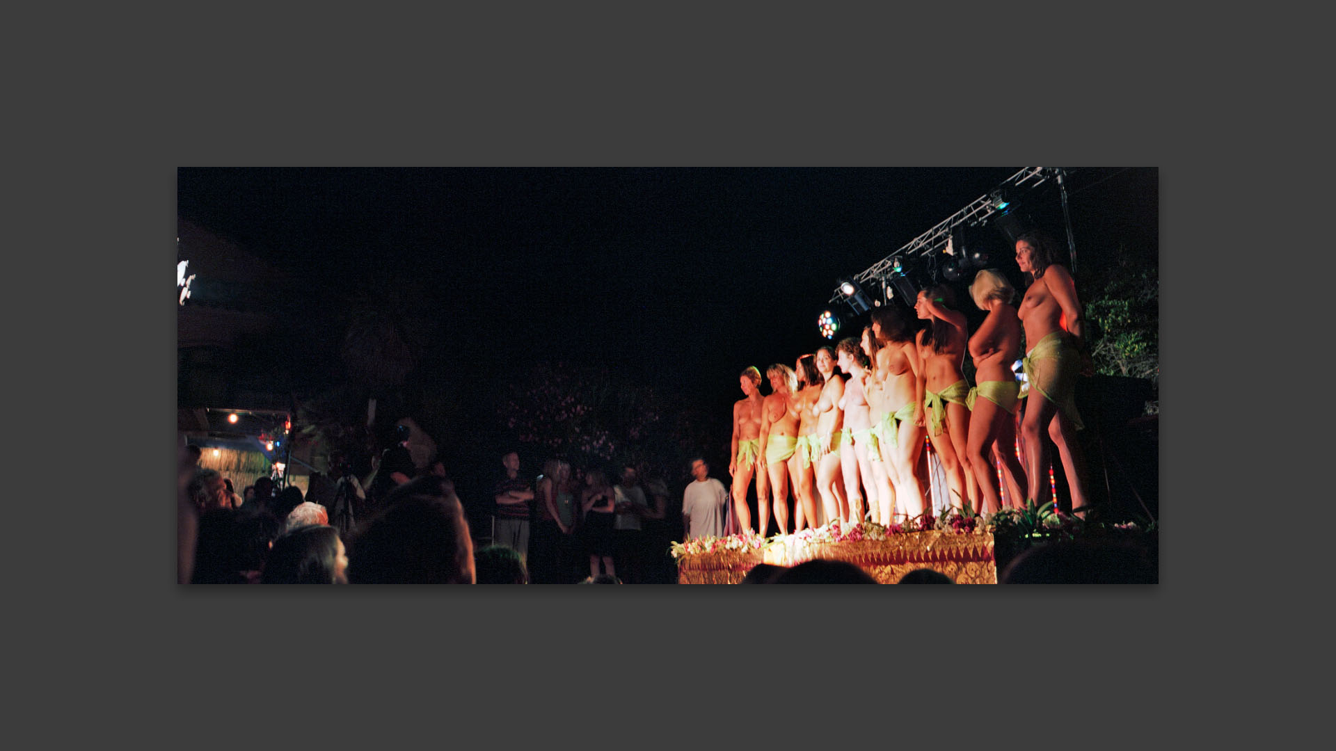 Présentation des miss Levant sur la place du village. 