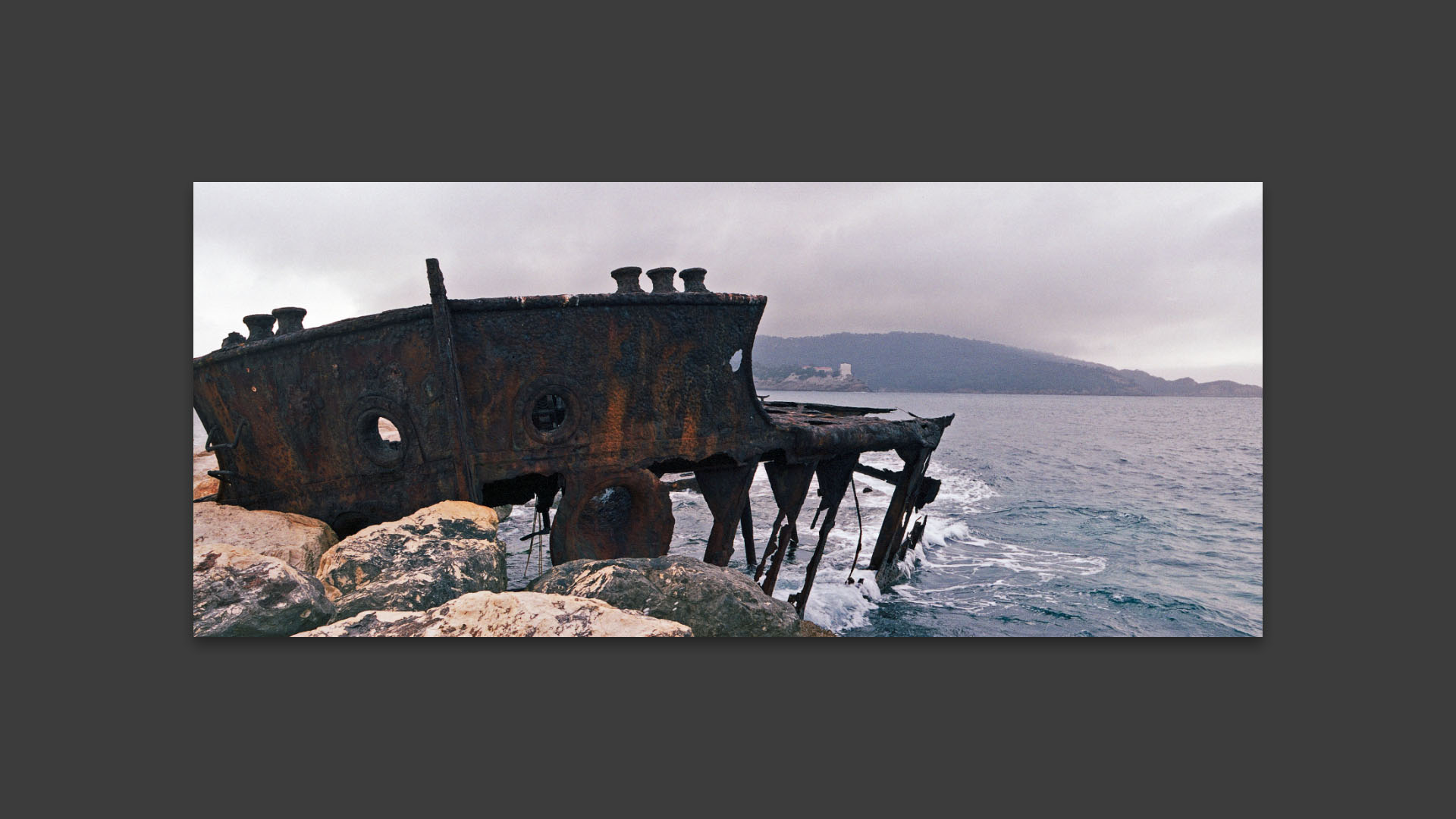 L'épave du Benzène au port de l'Aygade. 