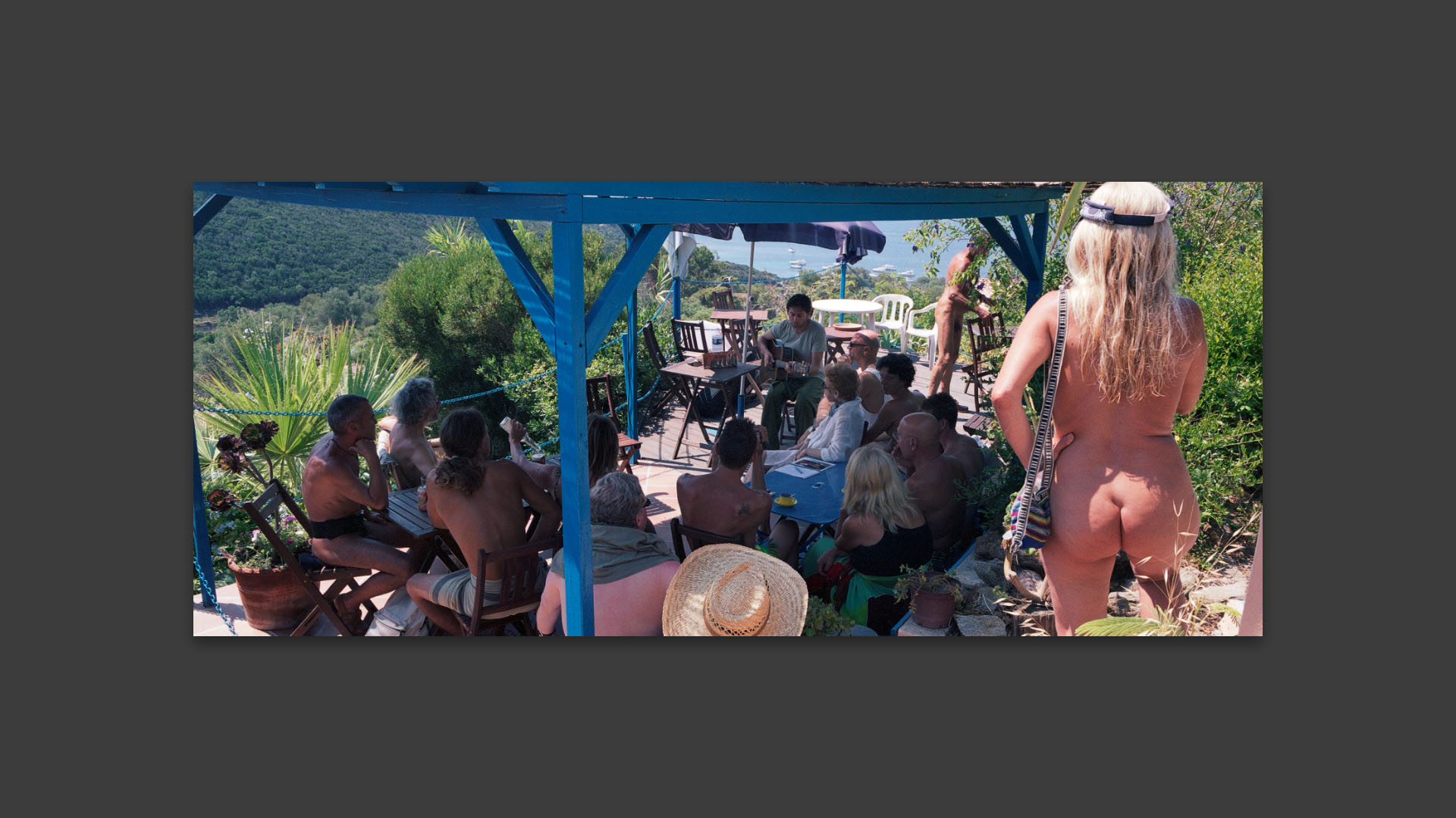 Donoré chante sur la terrasse du bazar d'Héliopolis. 