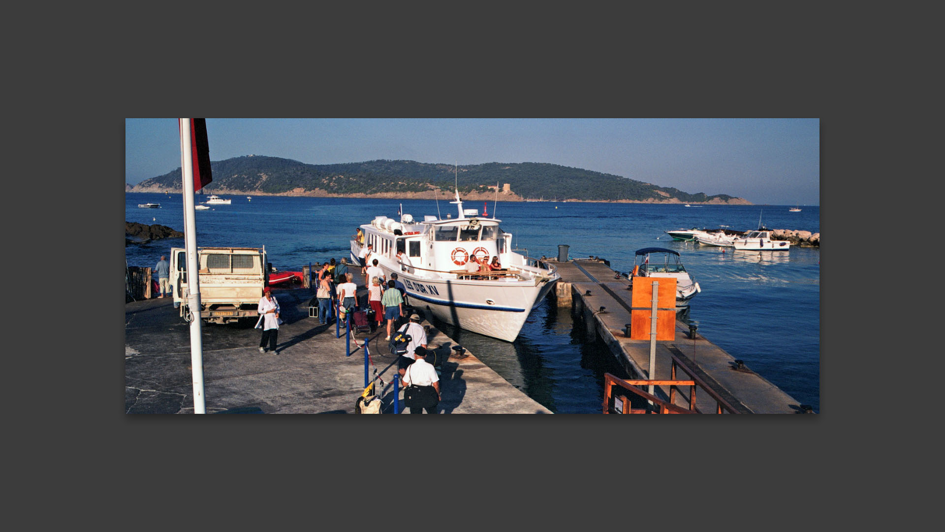 Le bateau du marché, au port de l'Aygade. 