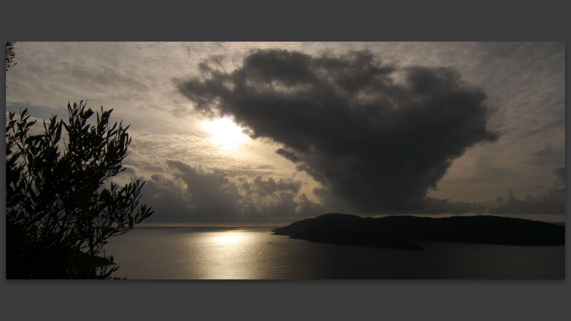 Gros nuage sur Port Cros. 