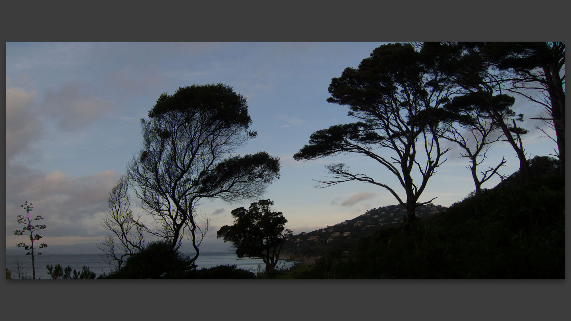 Corniche du bord de mer. 